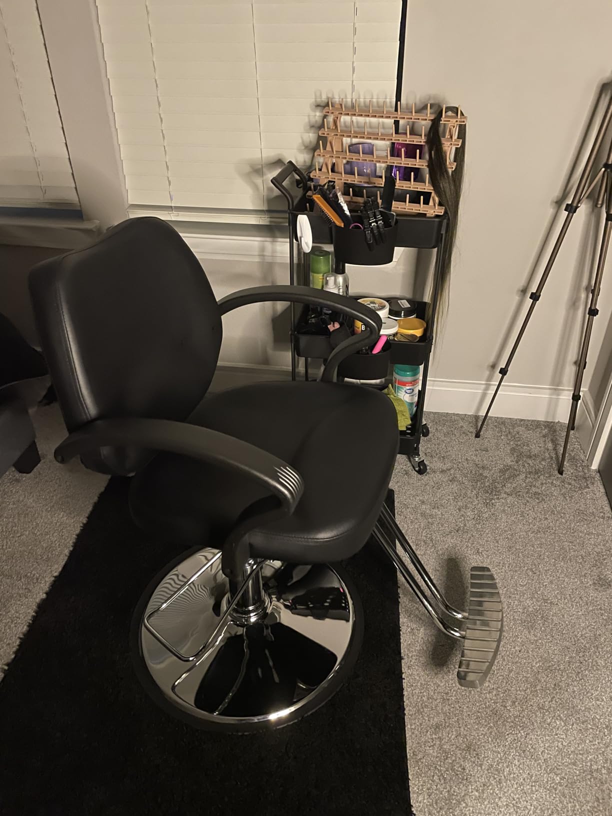 BestMassage | Barber Chair | Hydraulic Styling Chair | PU Leather | Adjustable Height | Footrest | Anti-Slip Chrome Base | Heavy-Duty Steel Frame | Black | for Hair Stylists & Home Use customer photo 2