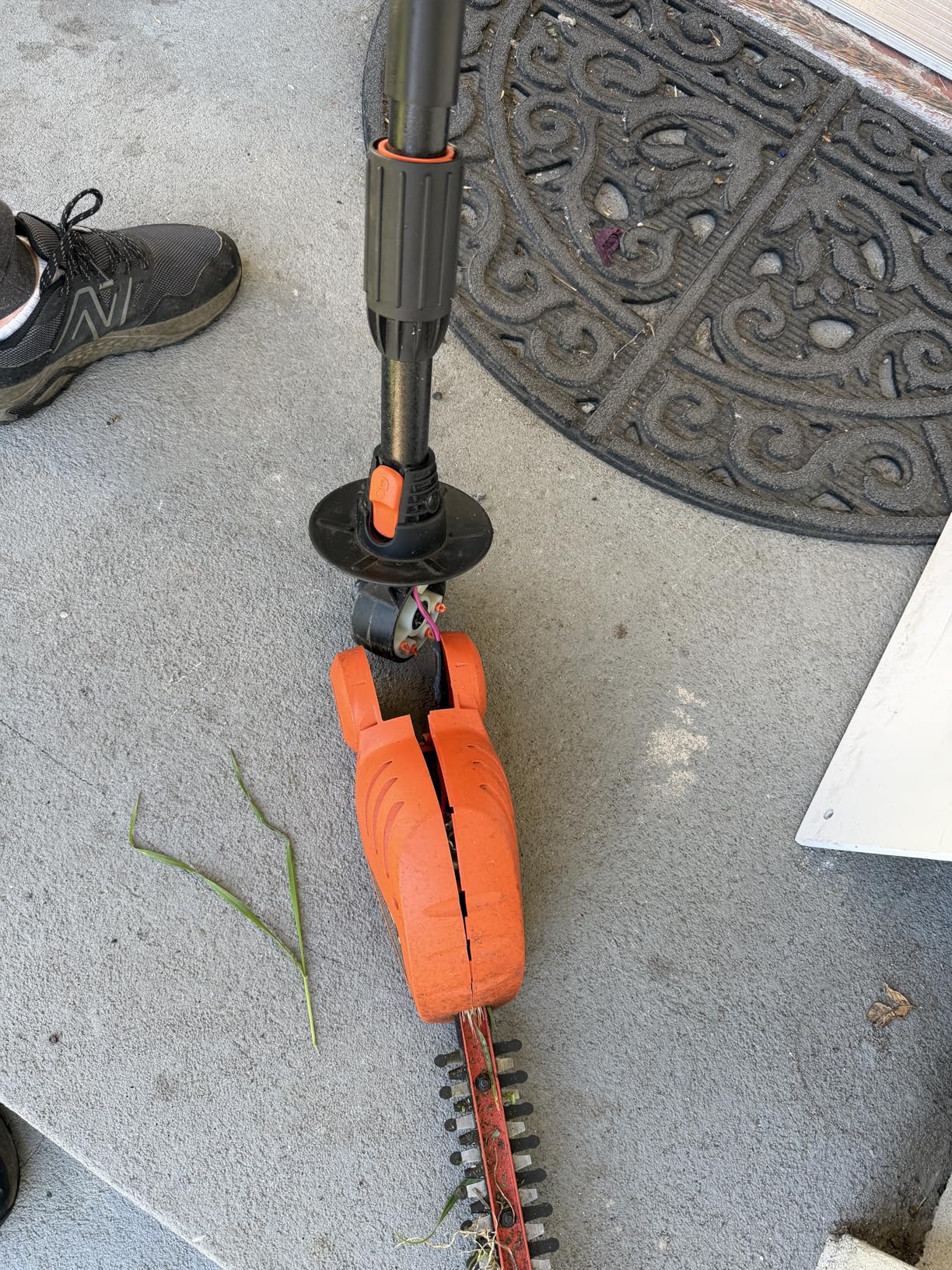 BLACK+DECKER 20V MAX Pole Hedge Trimmer Cordless with Battery and Charger, 18-Inch Dual Action Blade, Extended Long Reach Up to 11 Ft, 180 Degrees Pivoting Head (LPHT120) customer photo 2