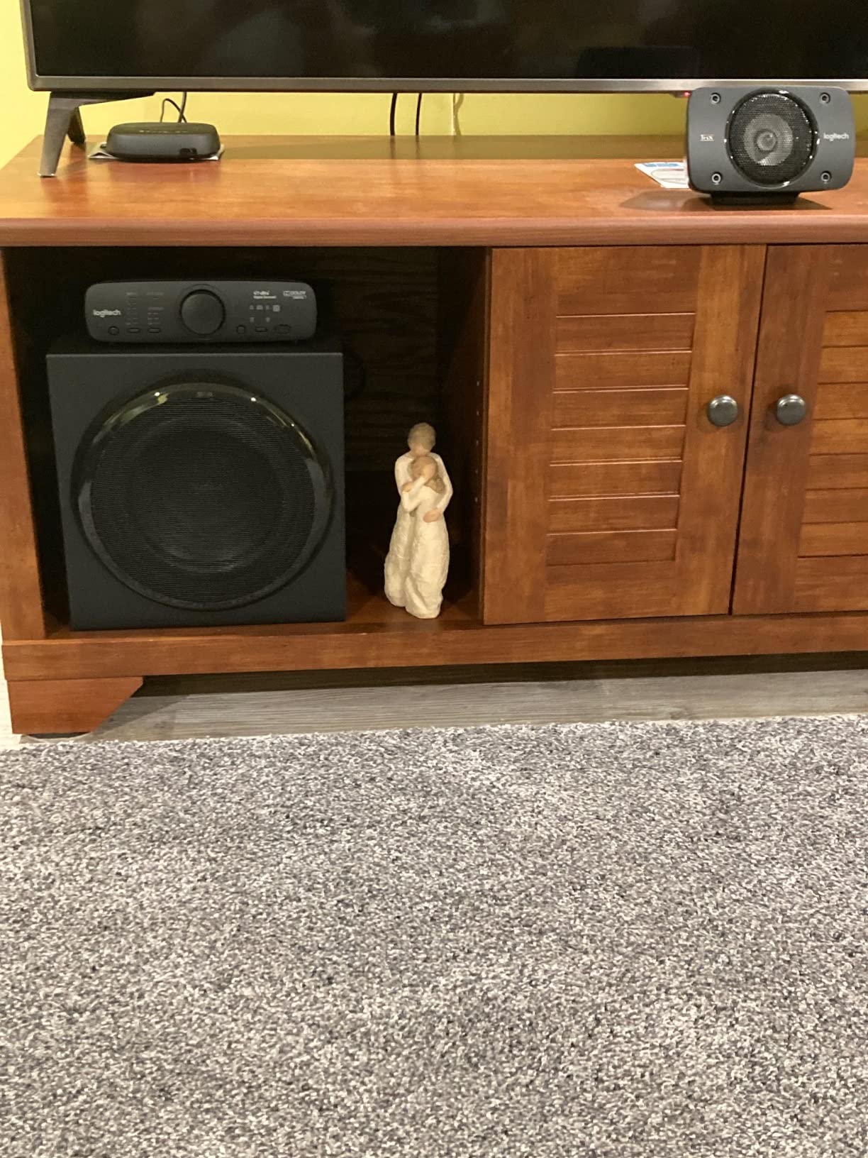 Logitech Z906 5.1 Surround Sound Speaker System - THX, Dolby Digital and DTS Digital Certified - Black customer photo 1