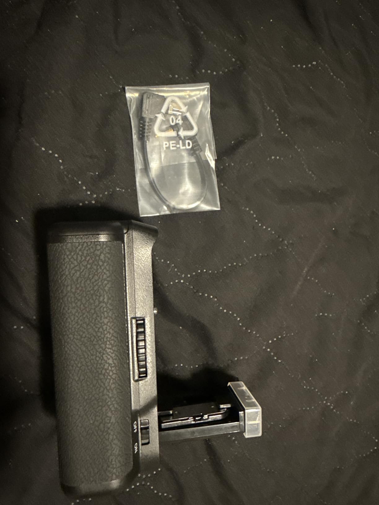 Neewer Professional Vertical Battery Grip Replacement for Nikon D3100/D3200/D3300/D5300 SLR Digital Camera, Works with 1 or 2 Pieces EN-EL14 Batteries customer photo 1