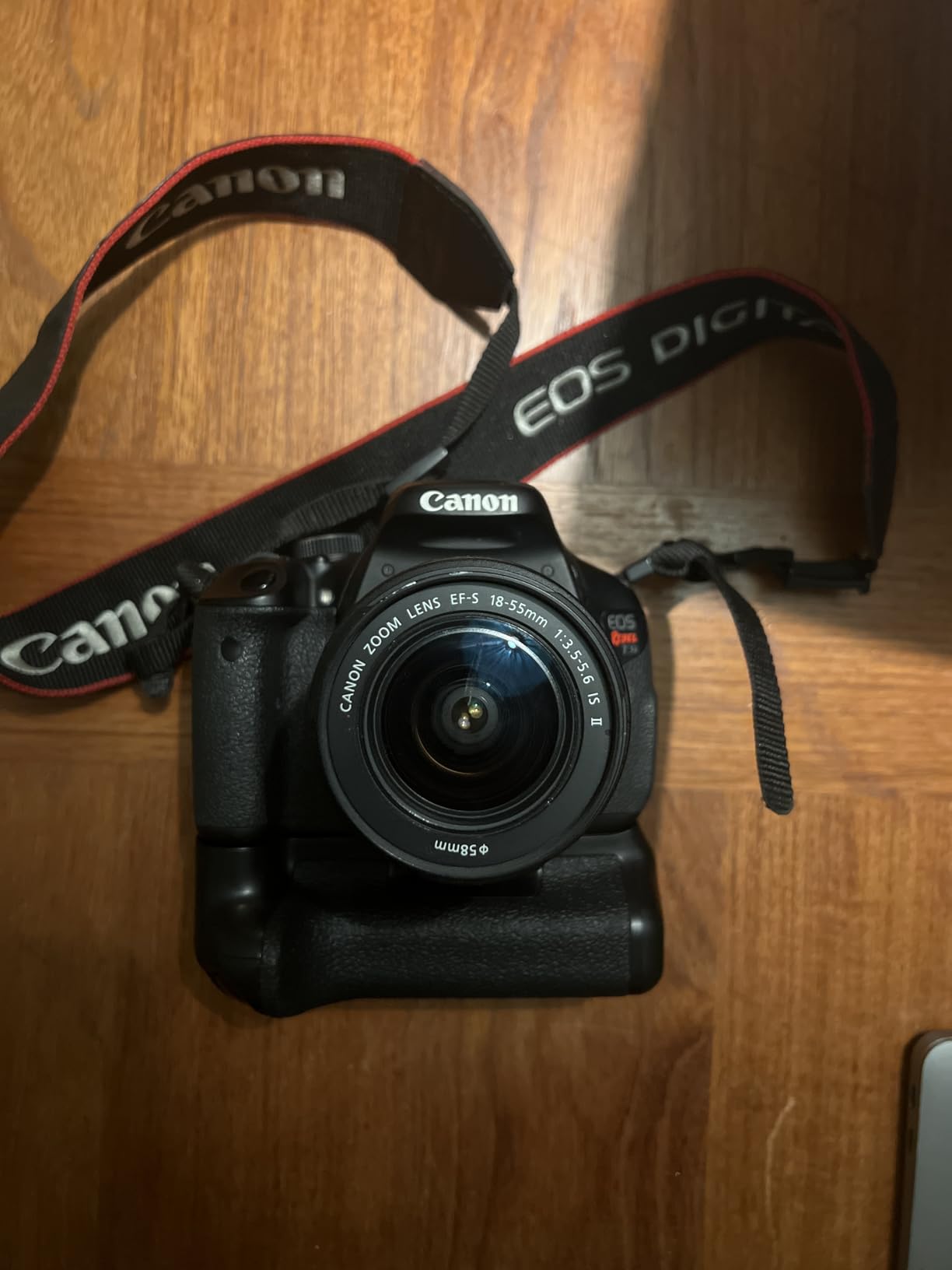 Neewer BG-E8 Replacement Battery Grip for Canon EOS 550D 600D 650D 700D/ Rebel T2i T3i T4i T5i SLR Cameras customer photo 1