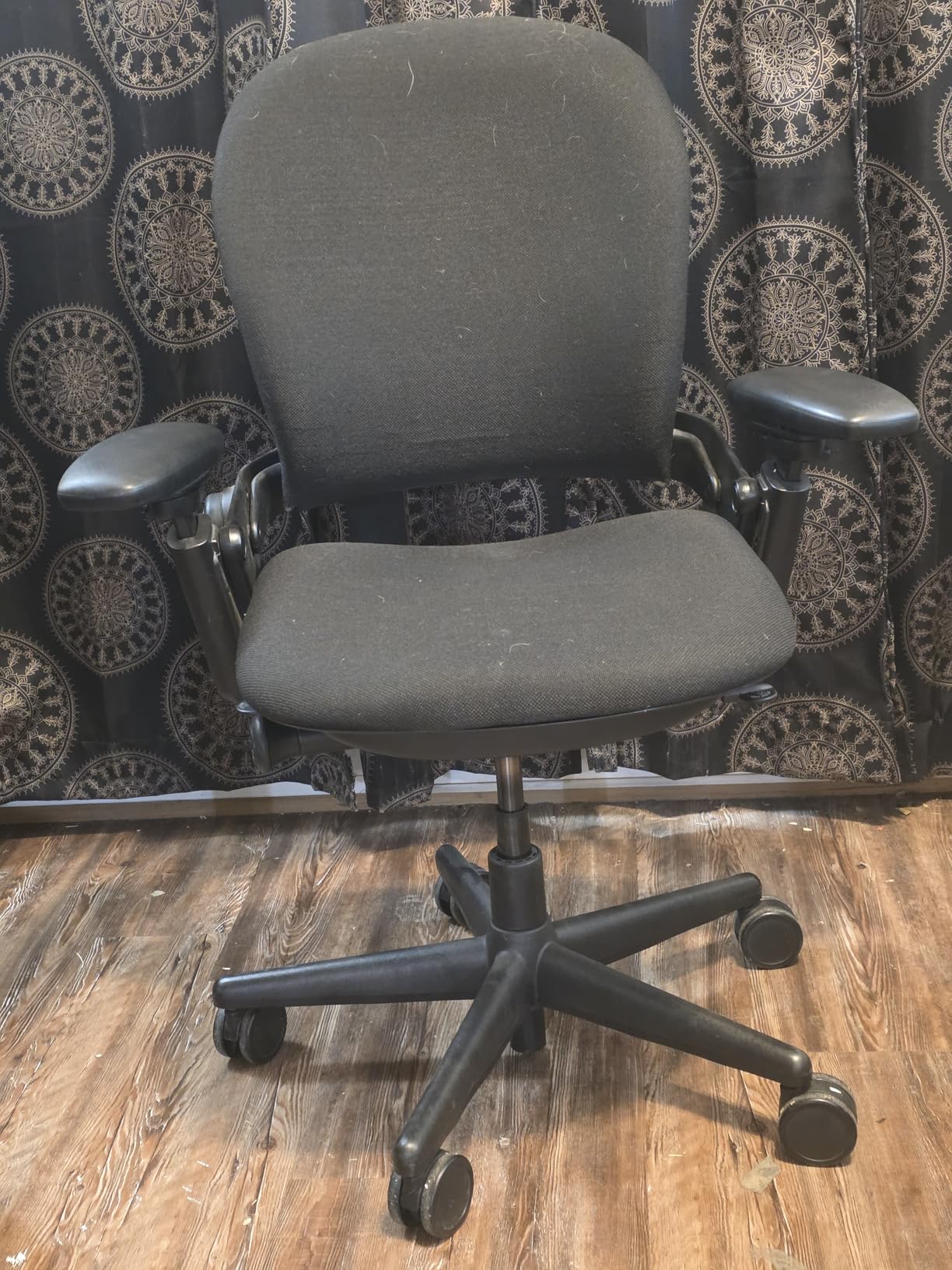 Steelcase Leap Office Chair - Seven Points of Adjustability - Ergonomic Back Support Chair - Lumbar Support - 4D Adjustable Arms - Black Frame - Onyx customer photo 2