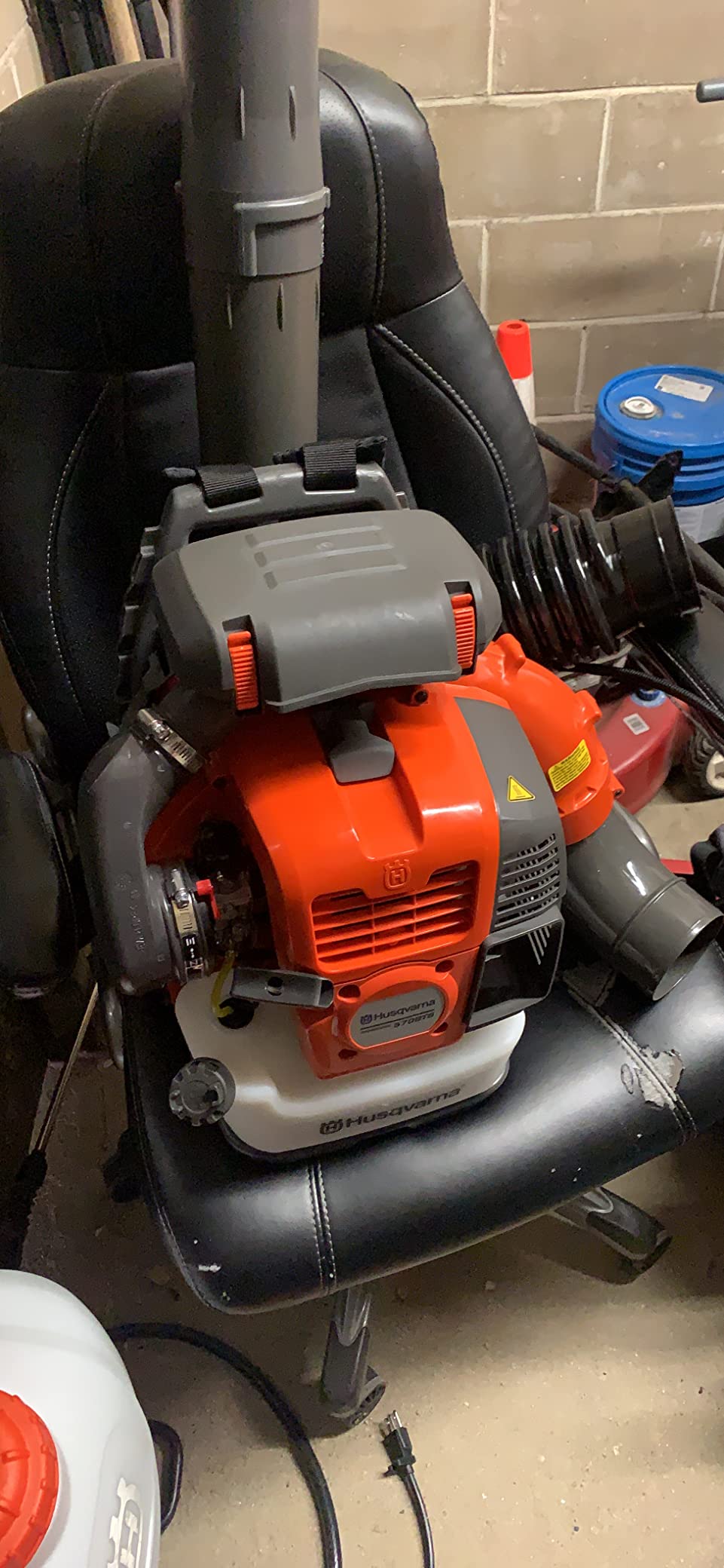 Husqvarna 570BTS Backpack Leaf Blower, 66-cc 4-HP 2-Cycle, 972-CFM, 236-MPH, 37-N customer photo 1