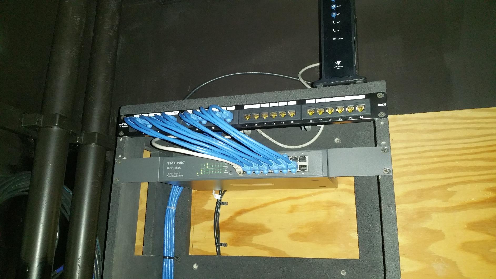 TP-Link 16 Port Gigabit Switch Easy Smart Managed Plug & Play Desktop/Rackmount Sturdy Metal w/ Shielded Ports Support QoS, Vlan, IGMP & Link Aggregation (TL-SG1016DE) customer photo 1