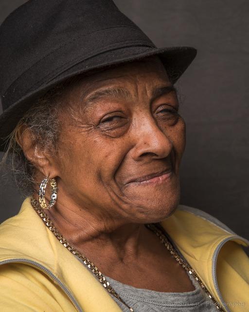 Westcott X-Drop Wrinkle-Resistant Photography Backdrop - Neutral Gray Kit (5' x 7') Quick Assemble, Portable Background for Portraits and Headshots customer photo 1