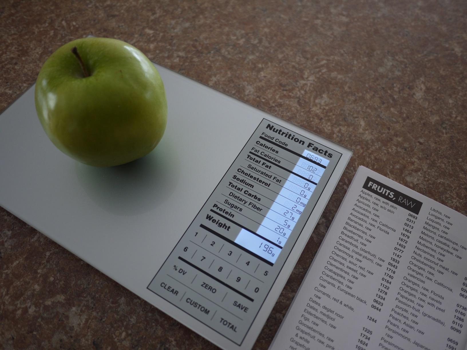 Greater Goods Food Scale with Nutrition Calculator, Non Connected Calorie Scale for Meal Prep, Weight Loss, 2000 Pre-Loaded Food Codes, Compact Kitchen Scale, Battery Operated, 11lb Capacity, Silver customer photo 2