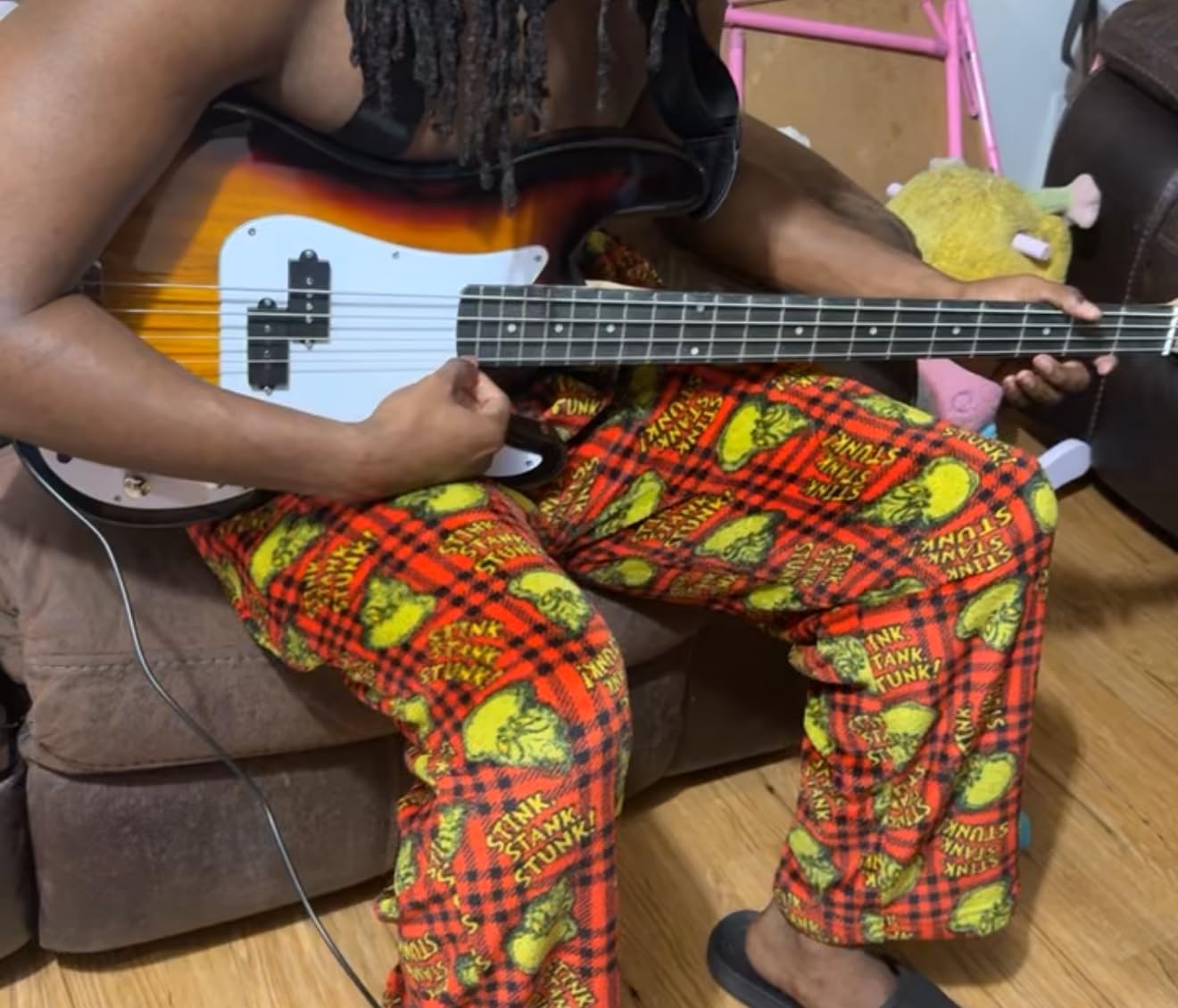 Stedman Beginner Series Bass Guitar Bundle with 15-Watt Amp, Gig Bag, Instrument Cable, Strap, Strings, Picks, and Polishing Cloth customer photo 2