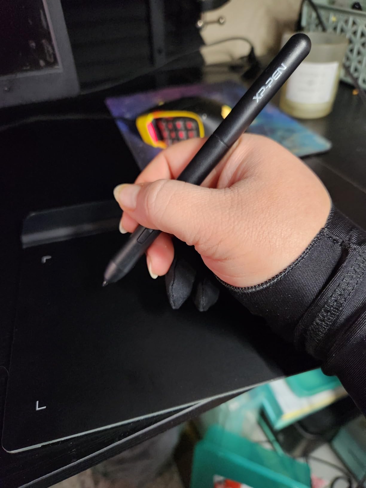 XPPen Artist Drawing Glove 2-Fingers Glove for Graphics Drawing Tablet Suitable for Right Hand and Left Hand (Size M) Black customer photo 2