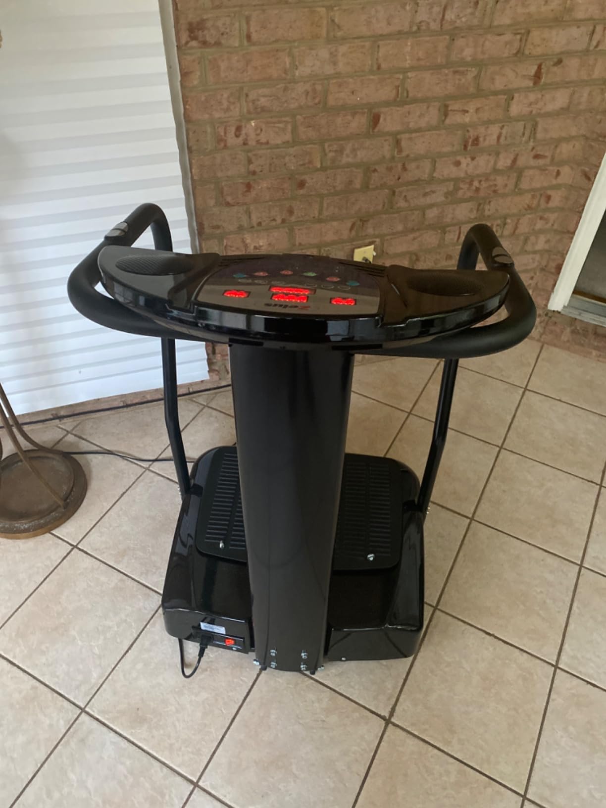 2000W Whole Body Vibration Platform Exercise Machine with MP3 Player (180 Speed Levels Platform) customer photo 2