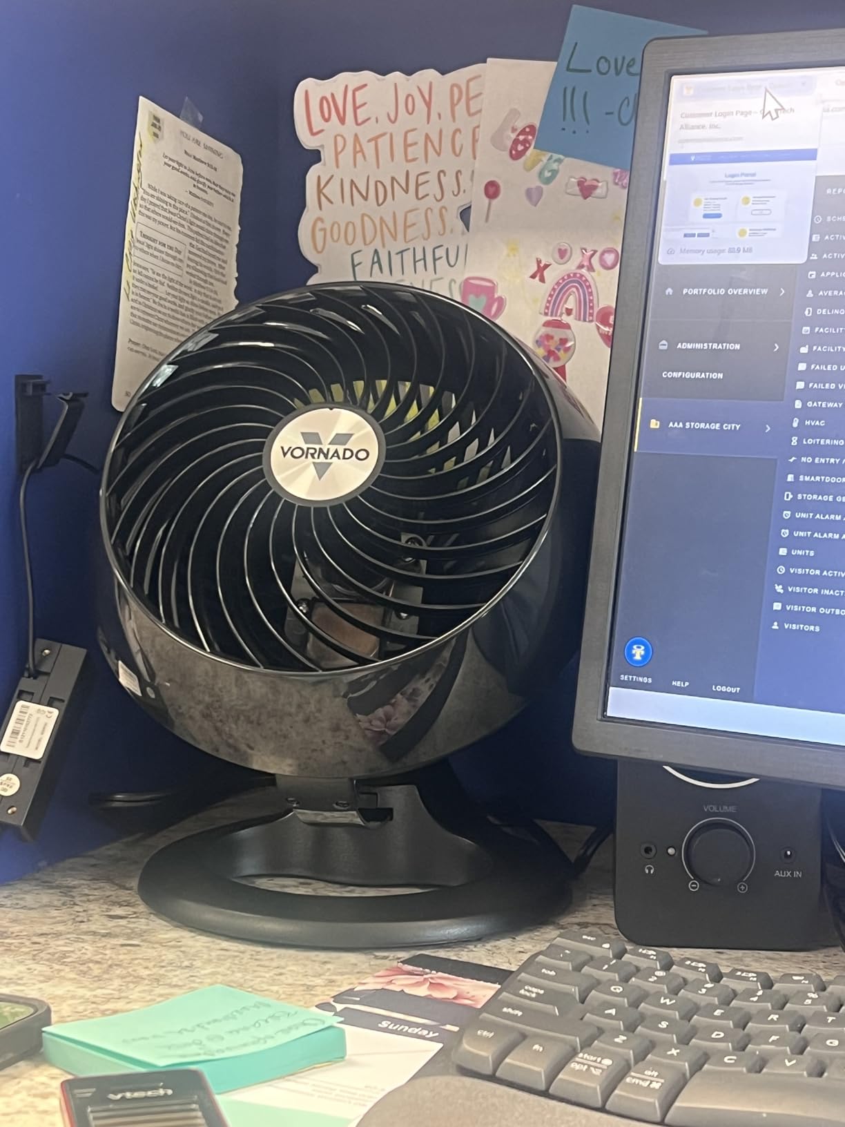 Vornado 460 Small Desk Fan with 3 Speed Settings, Adjustable Tilt Chrome Glide Bar, for Bedroom, Office, Home, Air Circulation up to 70 Feet, Quiet Table Fan, Black customer photo 1