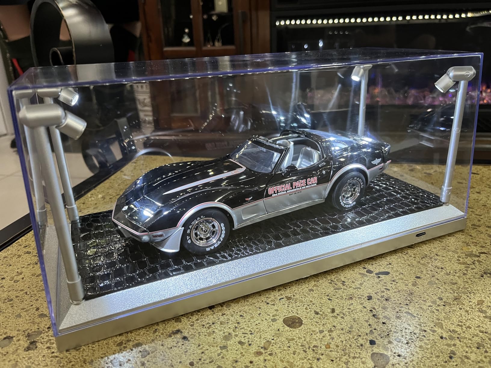 Silver Collectible Display Show Case Illumicase+ with LED Lights for 1/64 1/43 1/32 1/24 1/18 Scale Models customer photo 1
