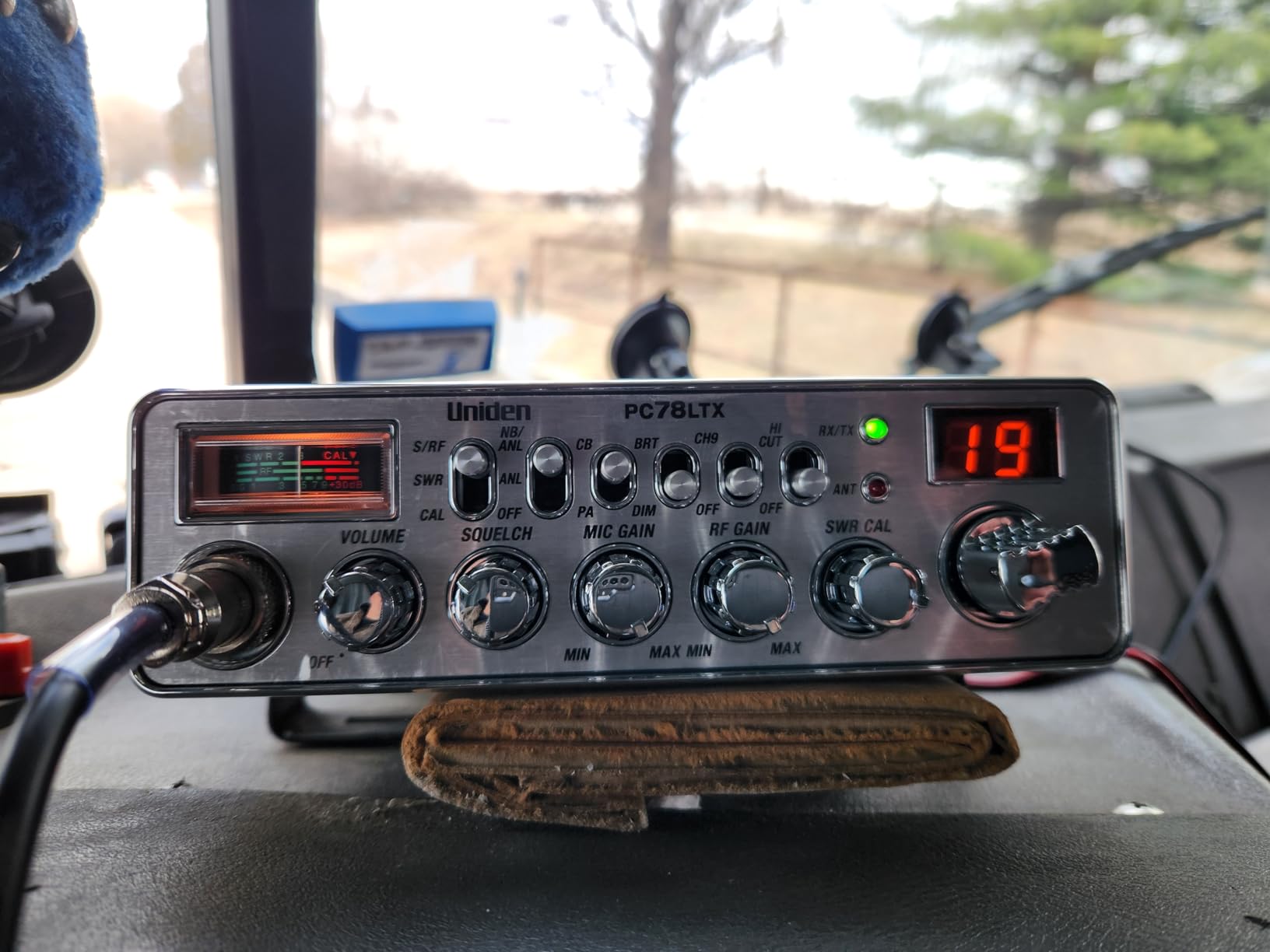 Uniden PC78LTX 40-Channel Trucker's CB Radio with Integrated SWR Meter, PA Function, Hi Cut, Mic/RF Gain, and Instant Channel 9, Silver customer photo 1