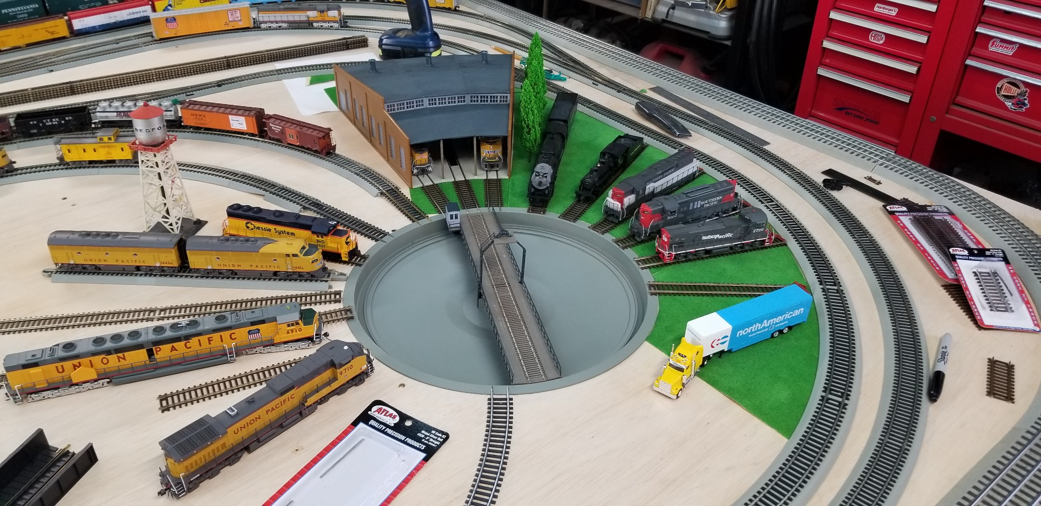 Walthers Cornerstone Motorized 110' Turntable, with DCC, HO Scale customer photo 1