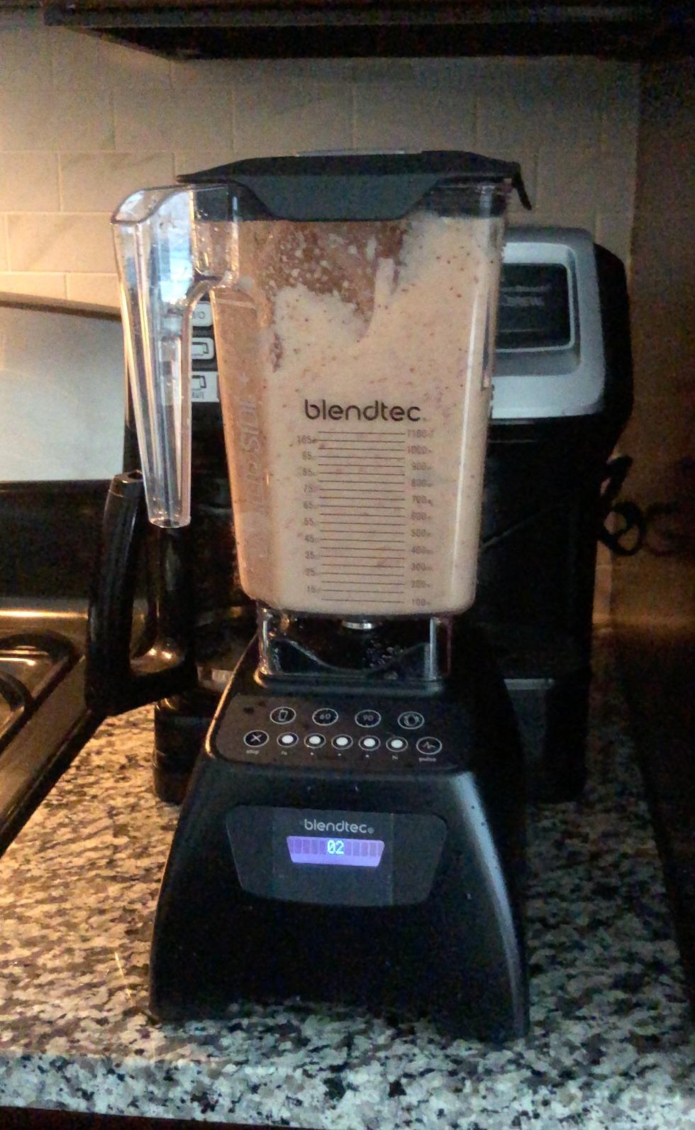 Blendtec Classic 575 Blender - WildSide+ Jar and Spoonula Spatula BUNDLE - Professional-Grade Power - Self-Cleaning - 4 Pre-programmed Cycles - 5-Speeds - Black customer photo 2