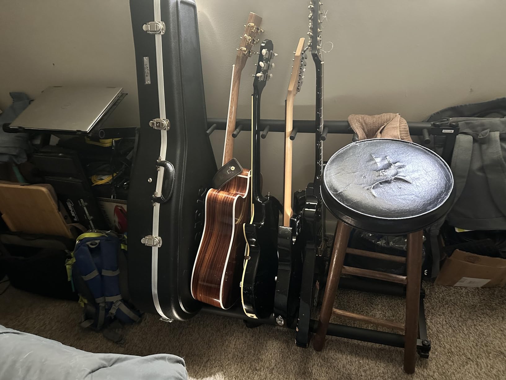 Pyle 7 Slot Multi-Guitar Stand - Universal Guitar Floor Rack for Electric, Acoustic, Bass Guitars, Ukuleles & Cases - Portable with No-Slip Non-Scratch Padding customer photo 2