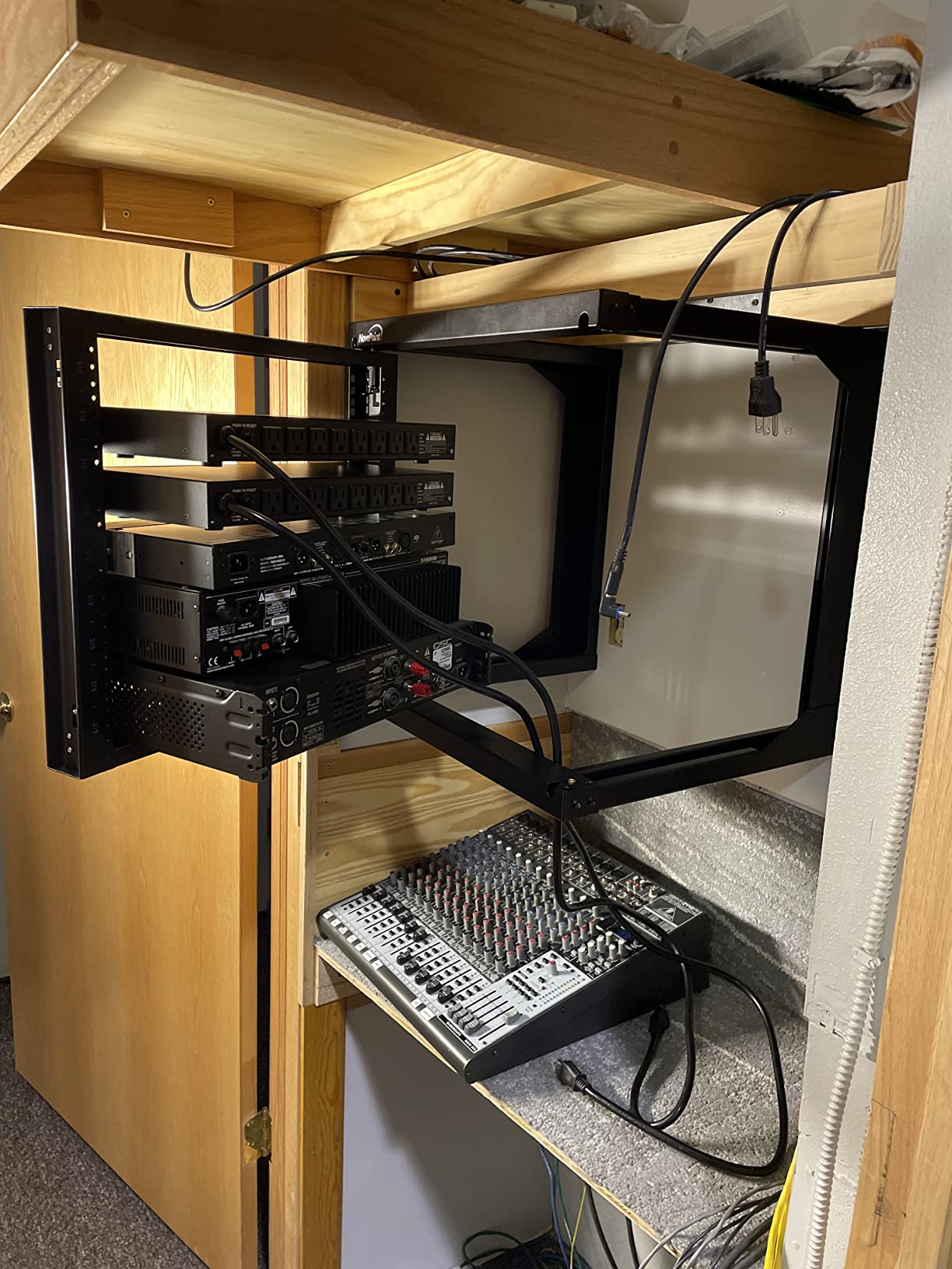 NavePoint 9U Open-Frame Server Rack for 19