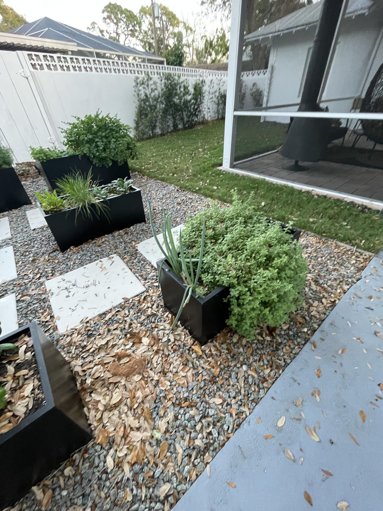 BLACK+DECKER Leaf Blower, Leaf Vacuum and Mulcher 3 in 1, Backpack Blowers for Lawn Care, 250 mph Airflow, 400 cfm Delivery Power, Reusable Bag Included, Corded (BEBL7000) customer photo 2