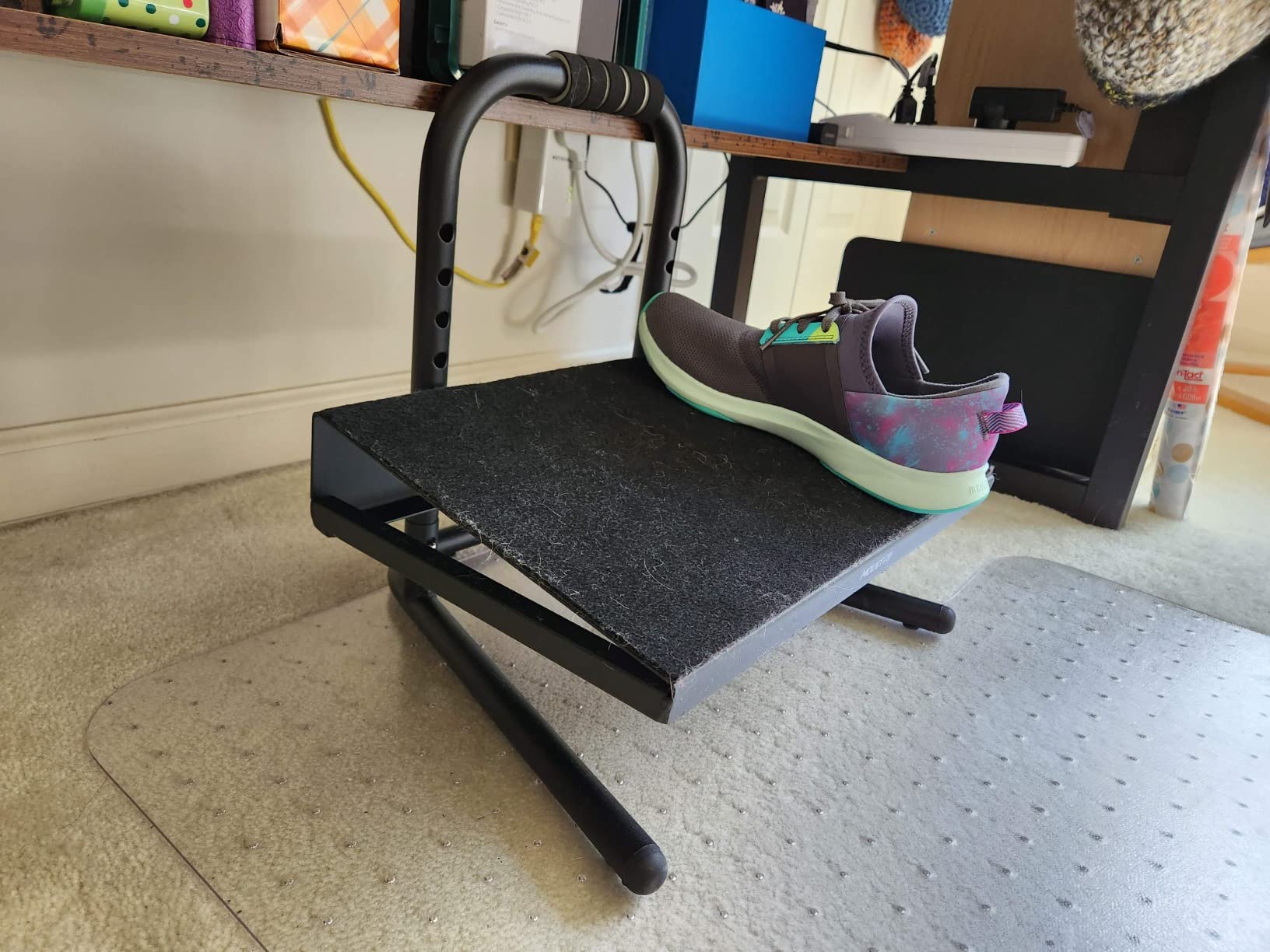 Mount-It! Height Adjustable Foot Rest for Standing and Sitting, Freestanding Under The Desk Footrest with Handle and Six Height Settings, Anti-Slip Padded Surface,Black customer photo 2