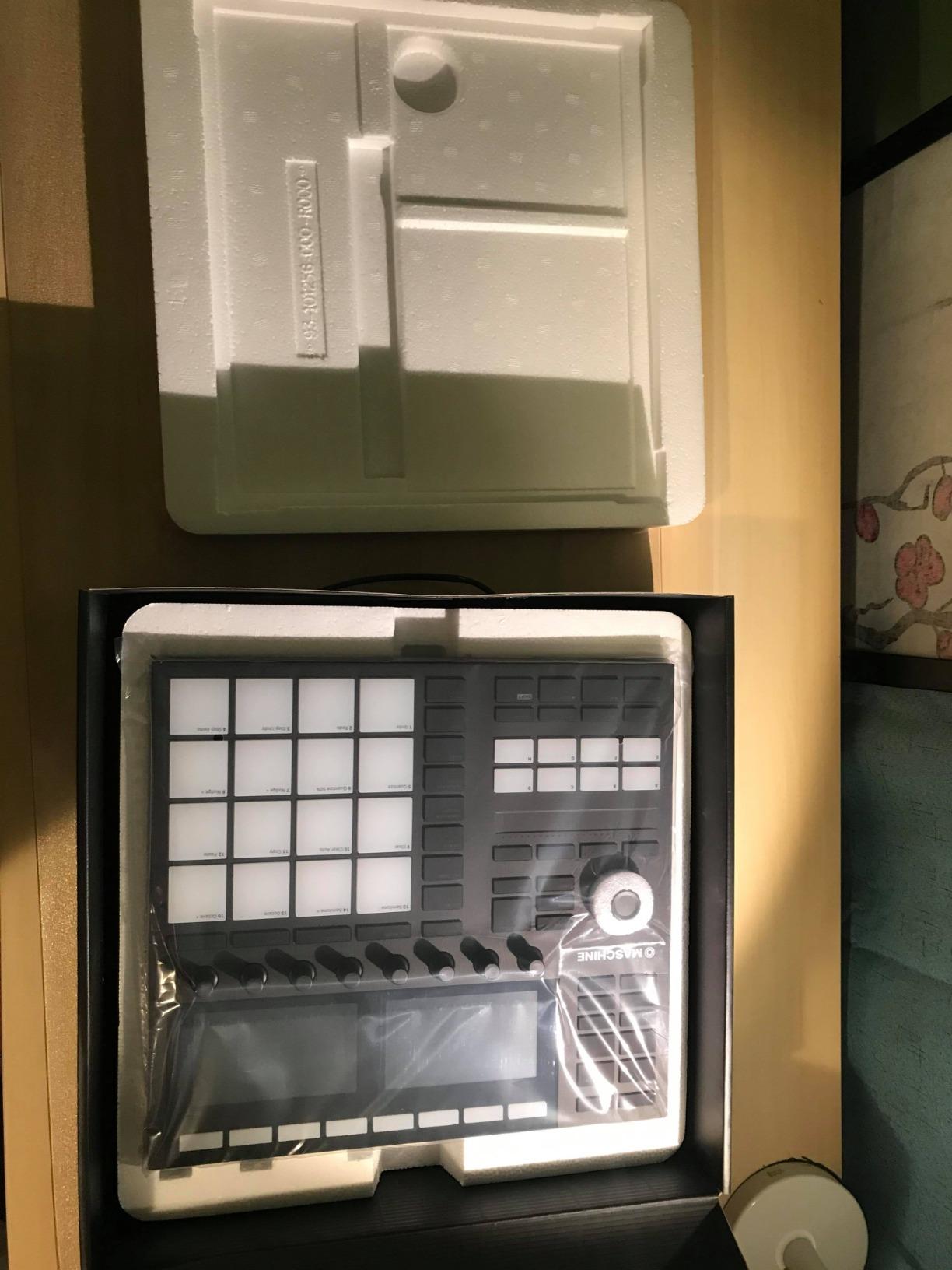 Native Instruments Maschine Mk3 Drum Controller with Intuitive Touch Controls, Smart Strip, Full-Color Display, and Extensive Sound Library customer photo 2