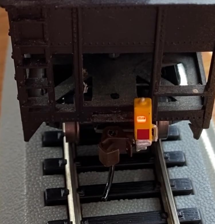 Bachmann Trains End of Train Device with Track-Powered Flashing LED - HO Scale, Black customer photo 2