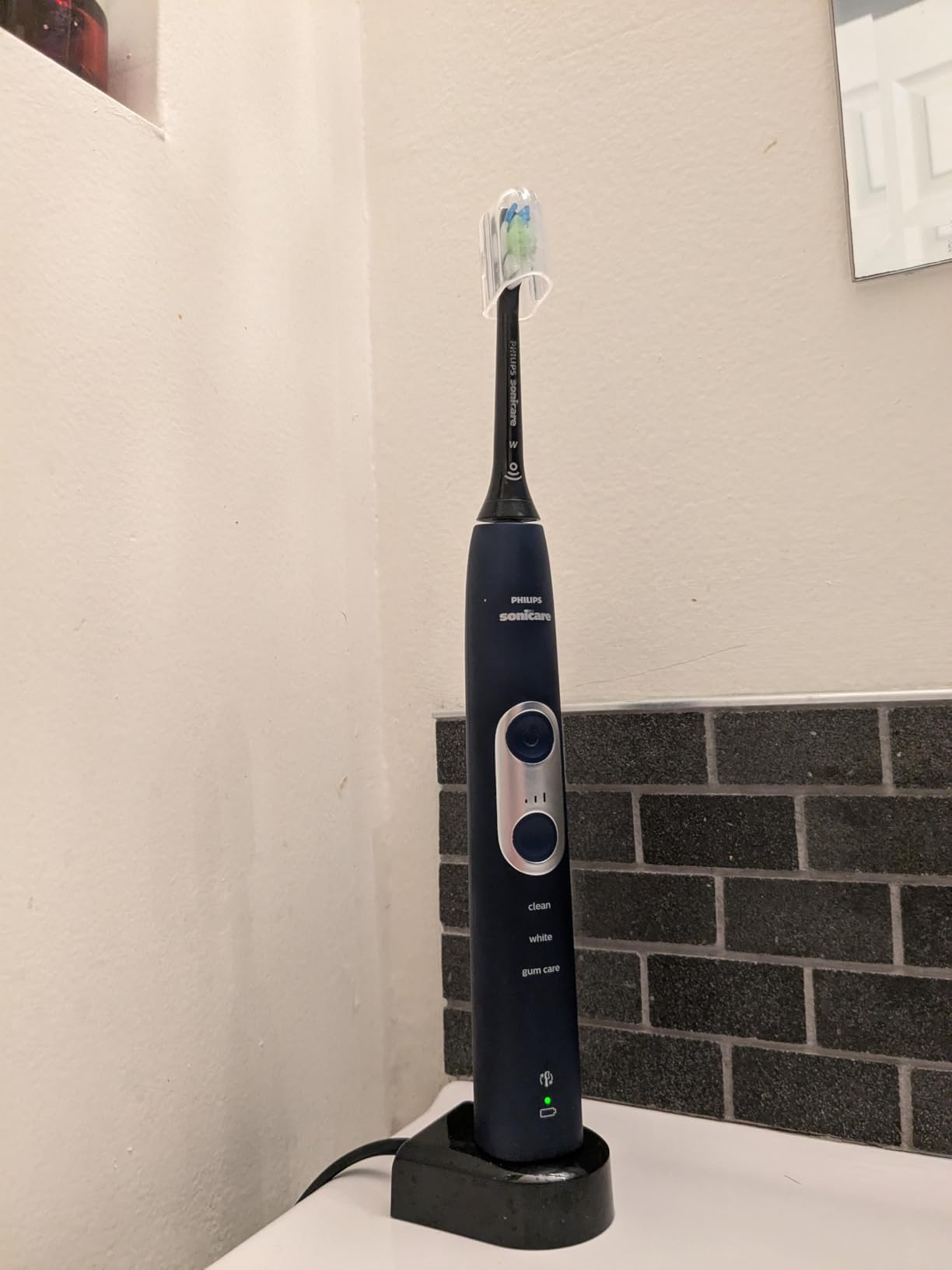 ProtectiveClean 6100 Rechargeable Electric Toothbrush, with Pressure Sensor, 3 Cleaning Modes, SmarTimer and QuadPacer, 14-Day Battery Life, Travel Case, White, Model HX6877/21 customer photo 2