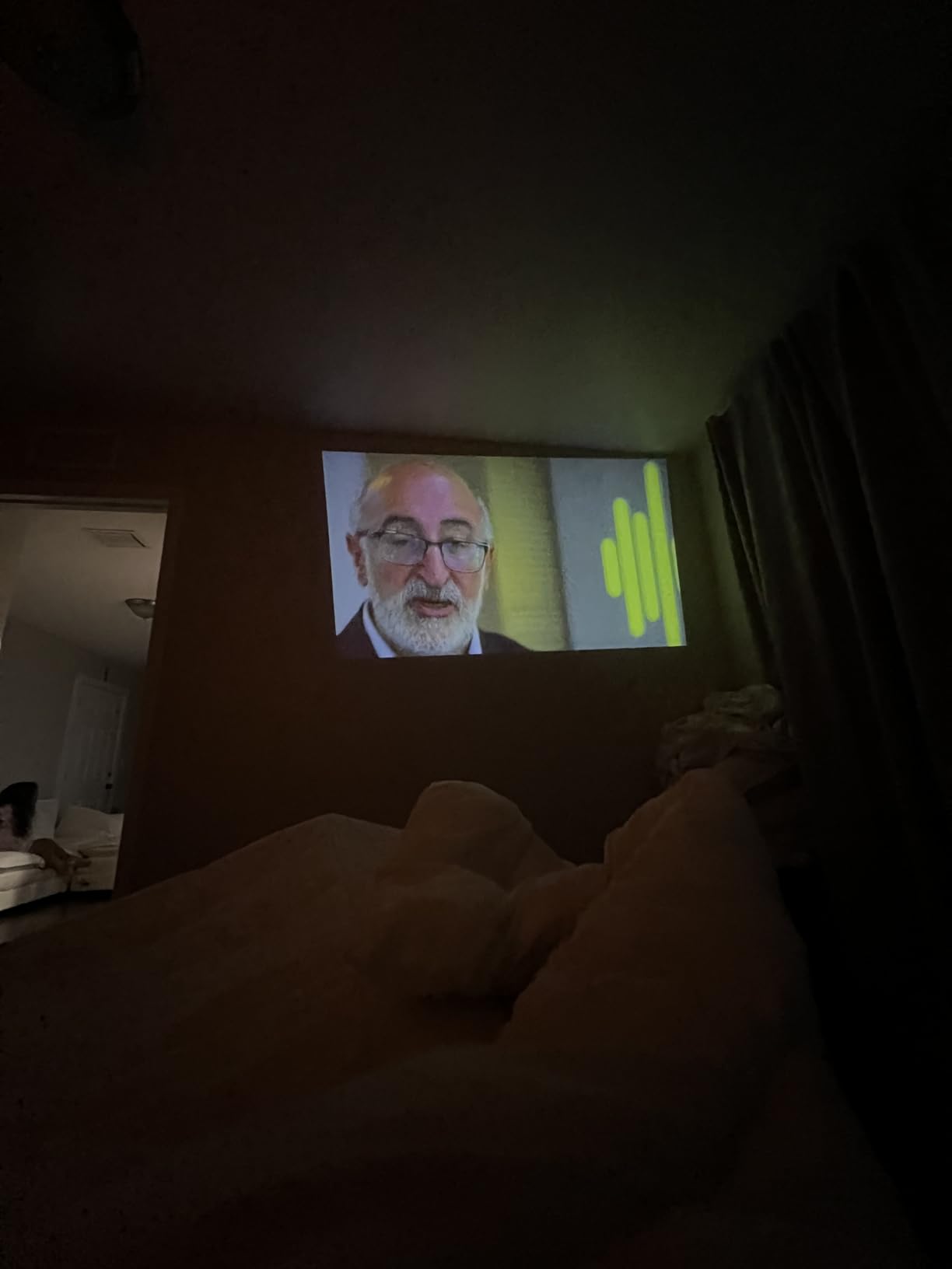 Kodak Ultra Mini Portable Projector - HD 1080p support LED DLP Rechargeable Pico Projector - 100'' Display, Built-in Speaker customer photo 1