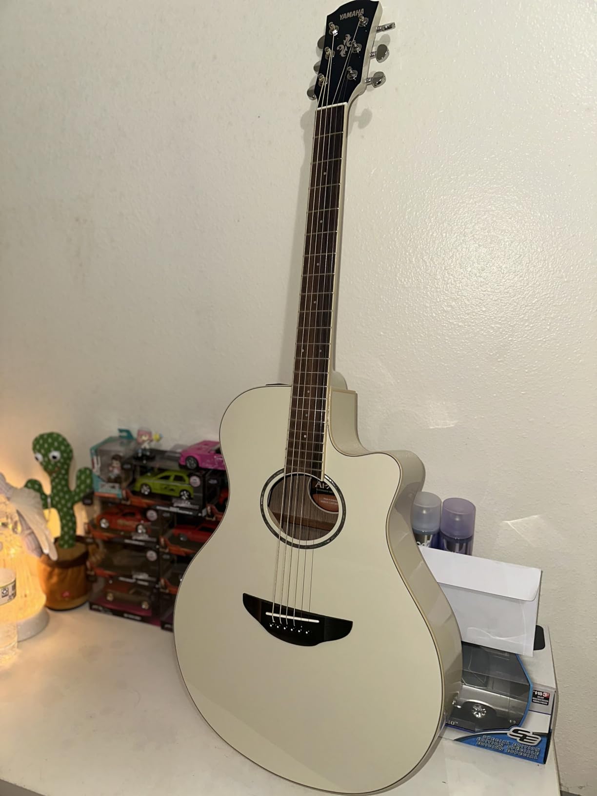 Yamaha APX600 Thin Body Acoustic-Electric Guitar, Black customer photo 1