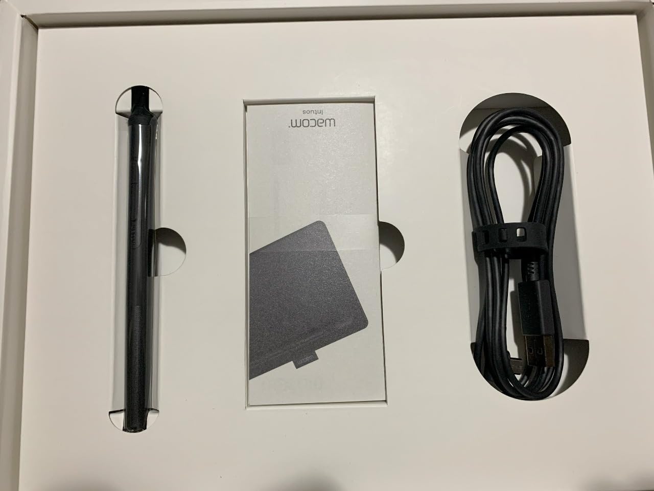 Wacom Intuos Medium Bluetooth Graphics Drawing Tablet, Portable for Teachers, Students and Creators, 4 Customizable ExpressKeys, Compatible with Chromebook Mac OS Android and Windows customer photo 2