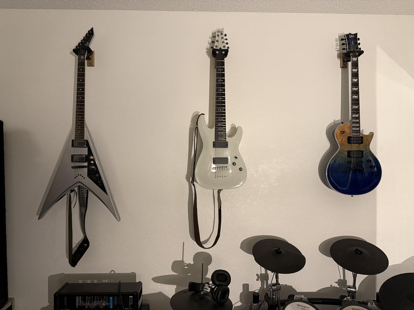 Hercules Stands GSP38WB PLUS - Wood Base Wall Mount Guitar Hanger with Auto Grip System customer photo 1