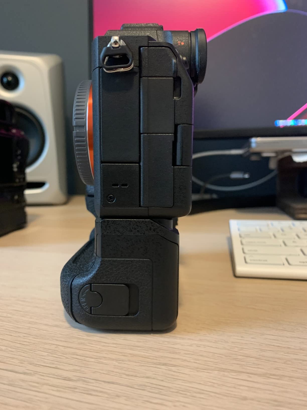 Mcoplus Professional Vertical Battery Grip Extension as VG-C3EM Replacement for Sony A9 A7III A73 A7RIII A7R3,Hold 1 or 2 NP-FZ100 Battery customer photo 1