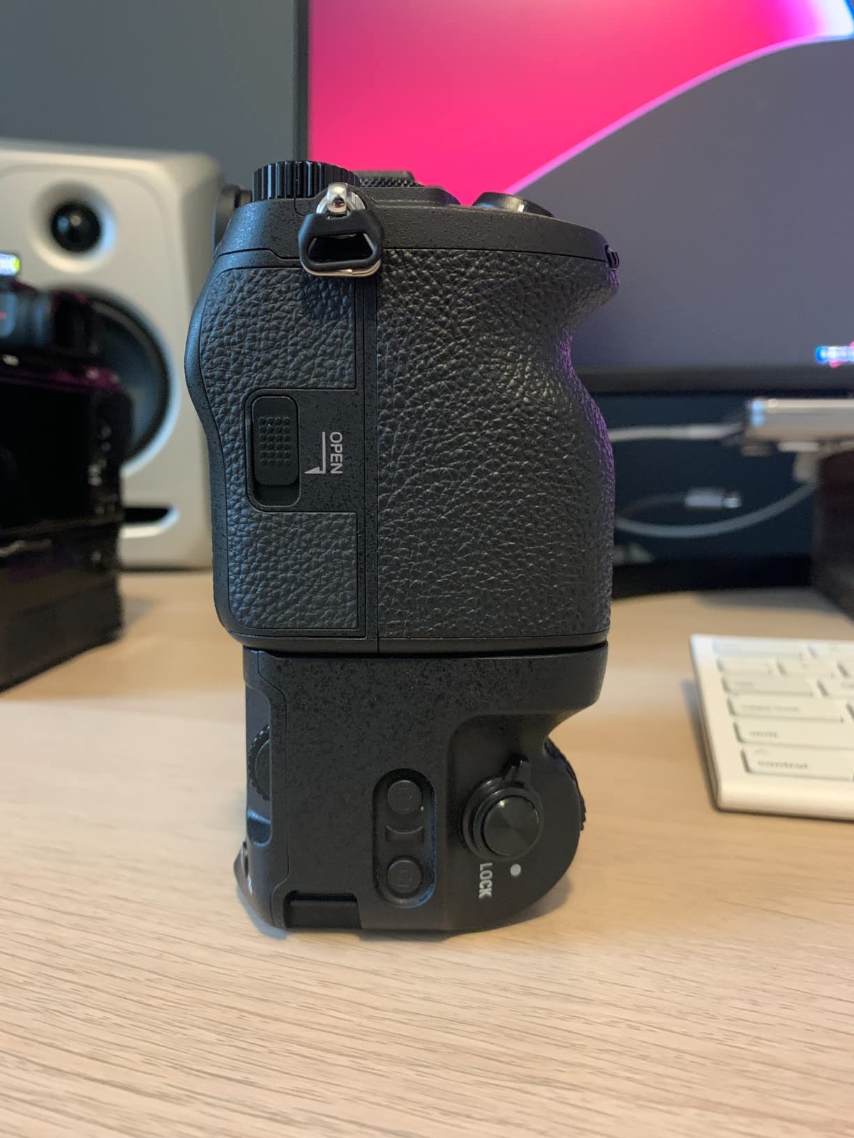 Mcoplus Professional Vertical Battery Grip Extension as VG-C3EM Replacement for Sony A9 A7III A73 A7RIII A7R3,Hold 1 or 2 NP-FZ100 Battery customer photo 2