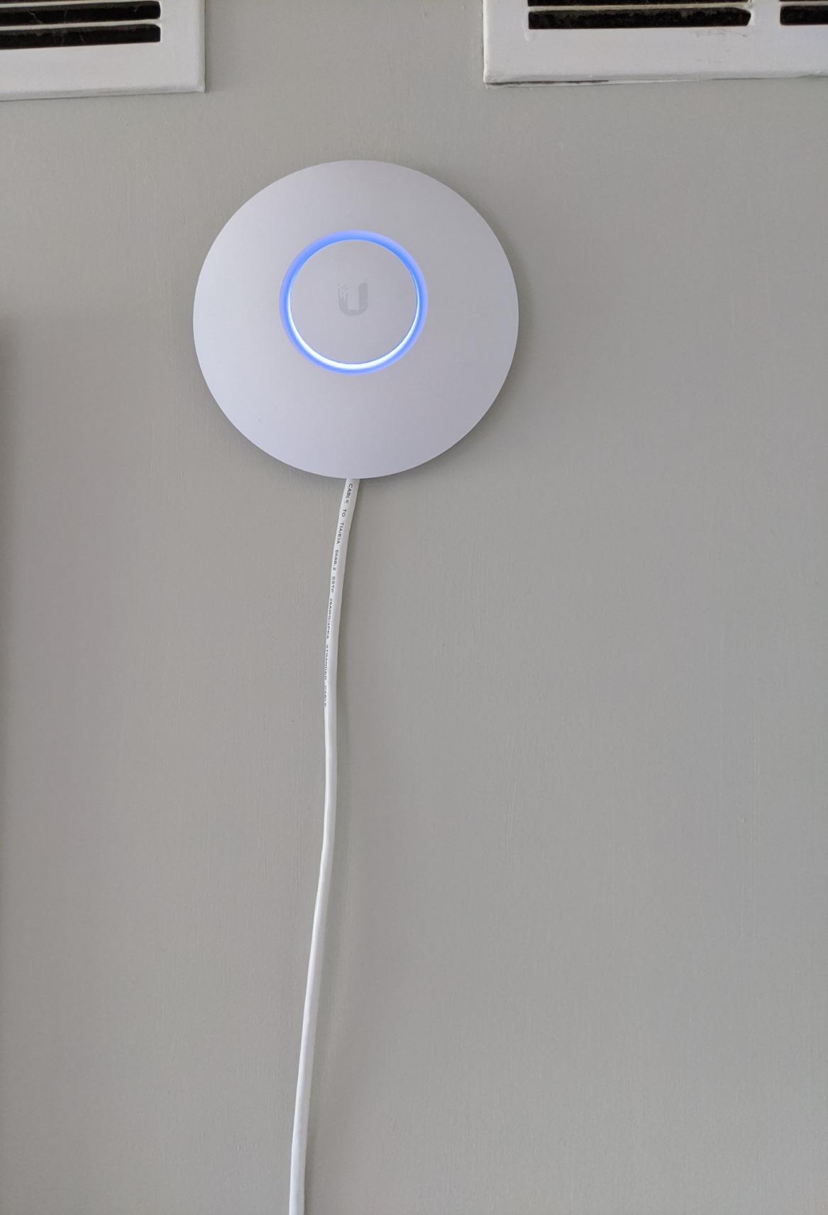 Ubiquiti UniFi nanoHD Compact 802.11ac Wave2 MU-MIMO Enterprise Access Point ( UAP-NANOHD-US) customer photo 1