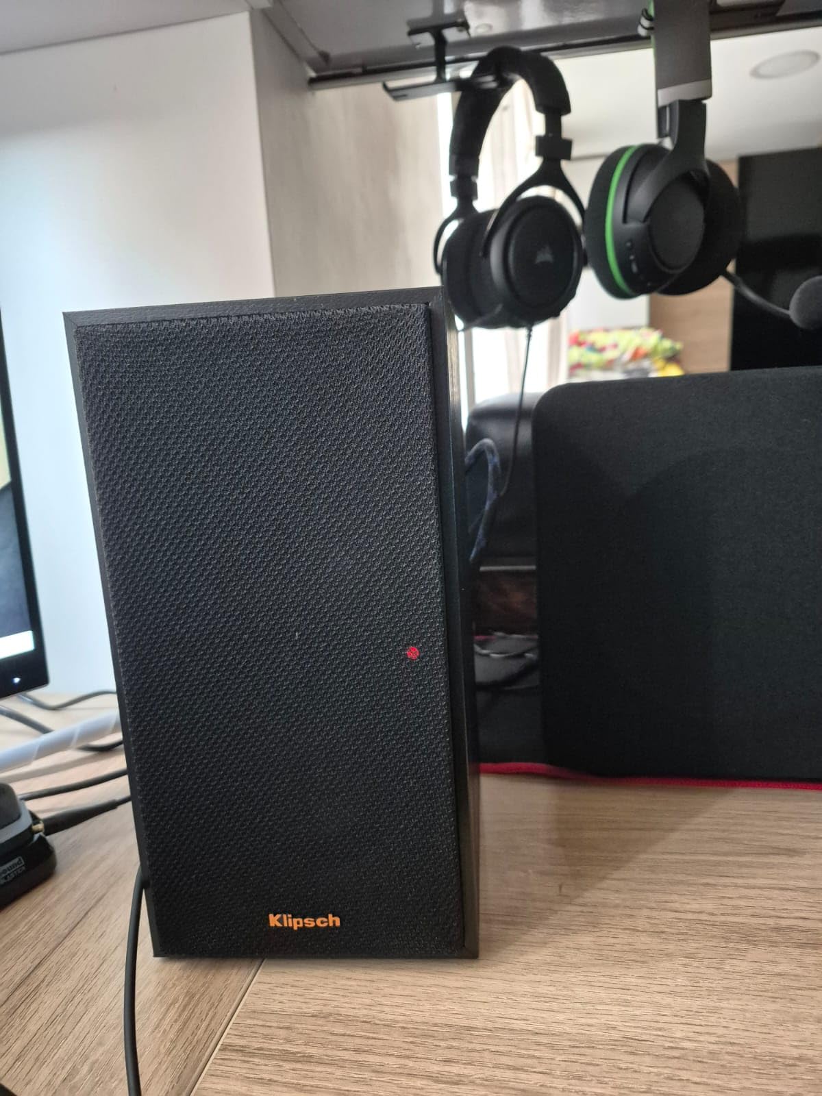 Klipsch R-41PM Powered Bookshelf Speaker, Black customer photo 1