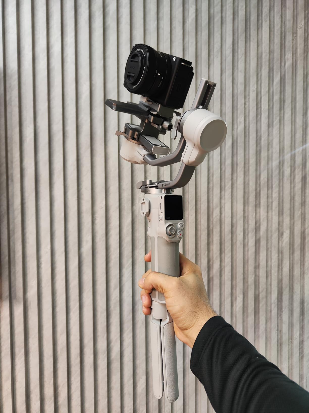 DJI RS 4 Mini, Gimbal Stabilizer for Cameras Canon/Sony/Panasonic/Nikon/Fujifilm, Auto Axis Locks, 2kg/4.4lbs Payload, Intelligent Tracking, Native Vertical Shooting customer photo 1