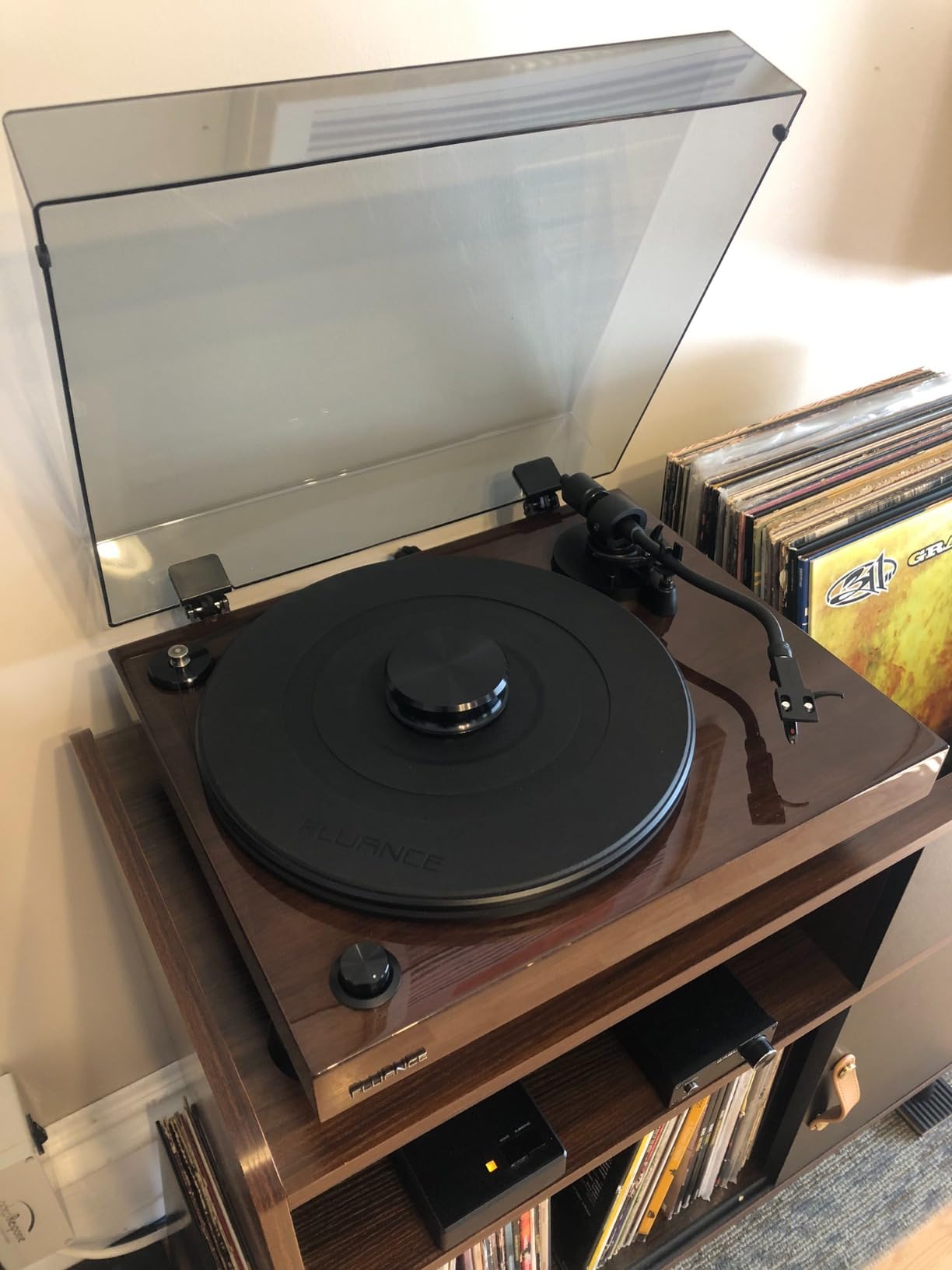 RT82 Reference High Fidelity Vinyl Turntable Record Player with Ortofon OM10 Cartridge, Speed Control Motor, High Mass MDF Wood Plinth, Vibration Isolation Feet - Piano Black customer photo 1