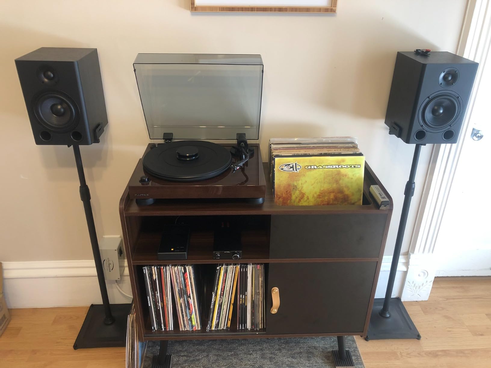 RT82 Reference High Fidelity Vinyl Turntable Record Player with Ortofon OM10 Cartridge, Speed Control Motor, High Mass MDF Wood Plinth, Vibration Isolation Feet - Piano Black customer photo 2