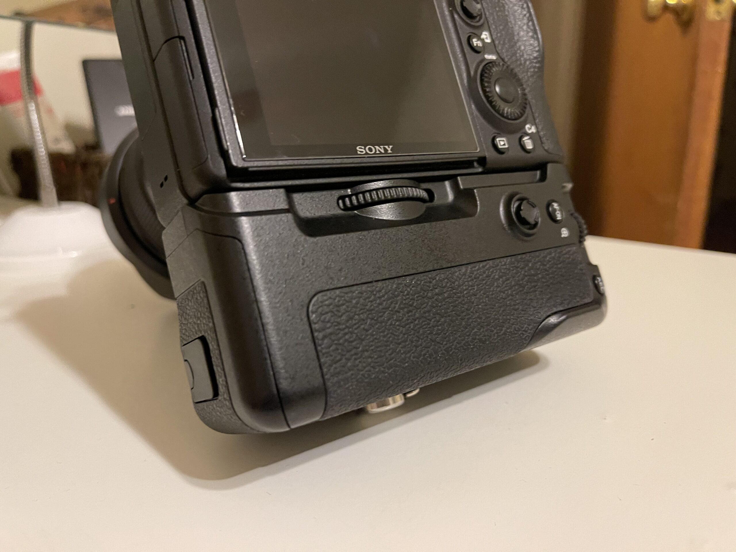 NEEWER Vertical Battery Grip Replacement for VG-C3EM, ONLY Compatible with Sony A9 A7III A7RIII Camera and NP-FZ100(Battery Not Included) customer photo 2