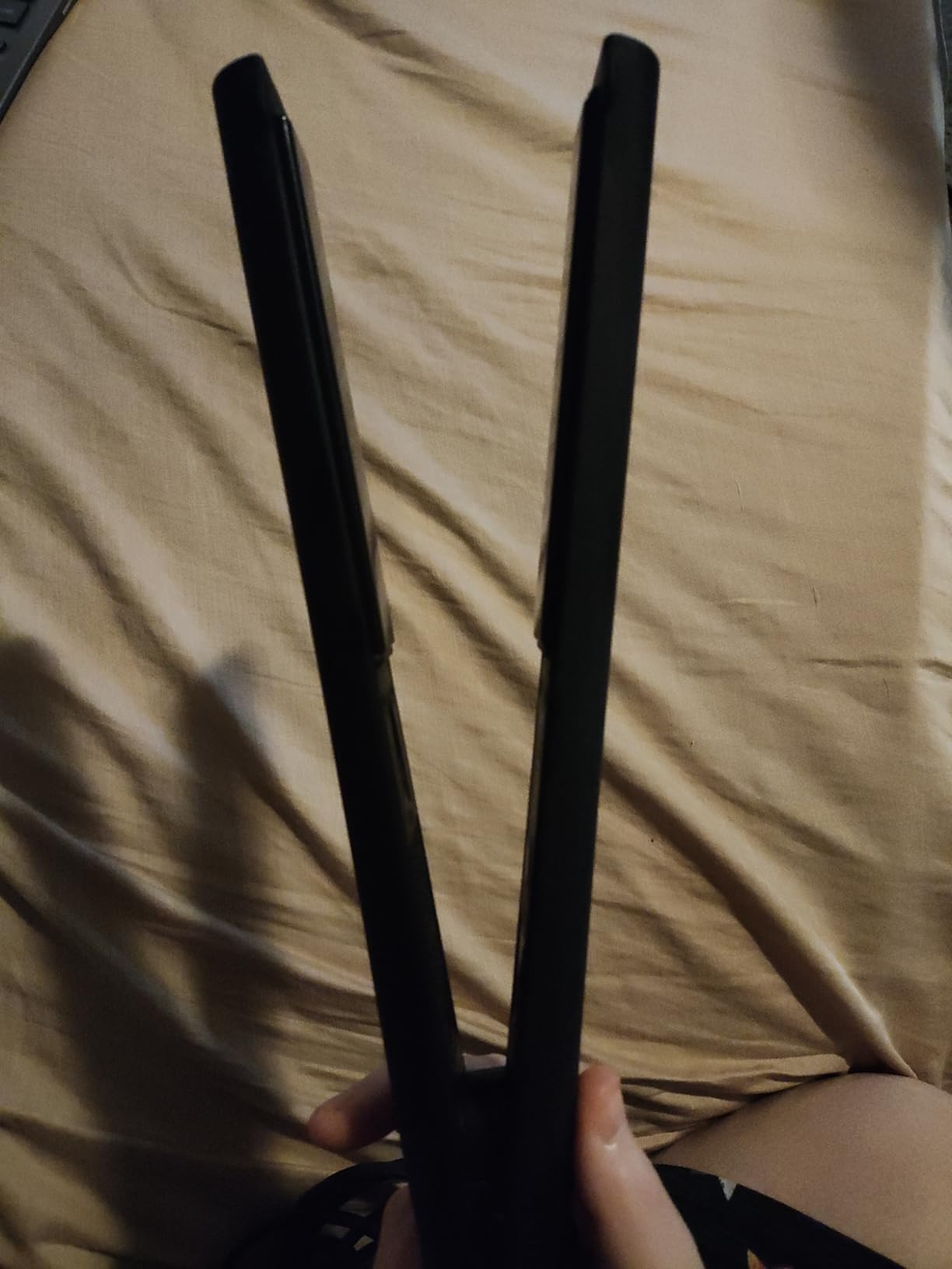 HOT TOOLS Black Gold Ionic 1 1/4 Inch Flat Iron, Use as Straightener for Sleek Straight Hair or Use Rounded Edges for Shiny Curls and Waves, Stylist-Preferred customer photo 1