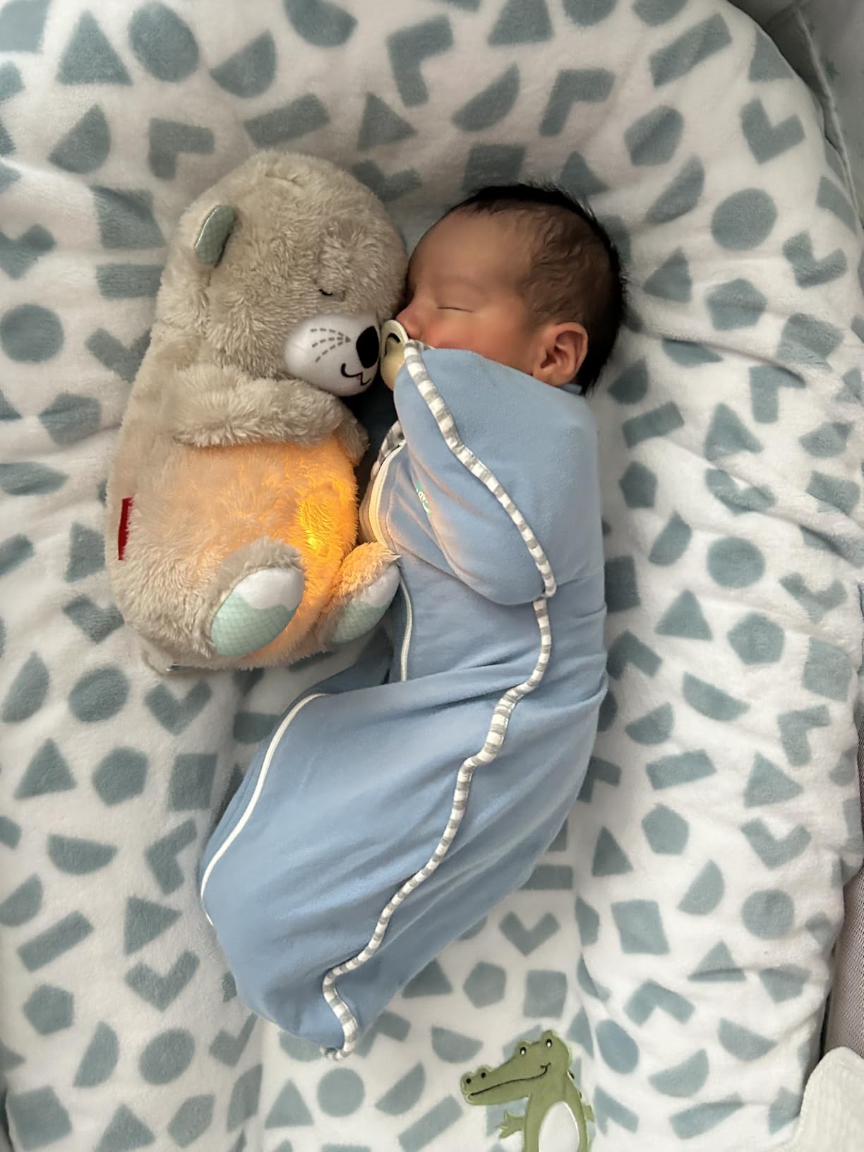 FISHER-PRICE BABY Toy Soothe 'n Snuggle Otter Portable Plush Sound Machine with Music Lights & Breathing Motion for Newborns 0+ Months customer photo 2