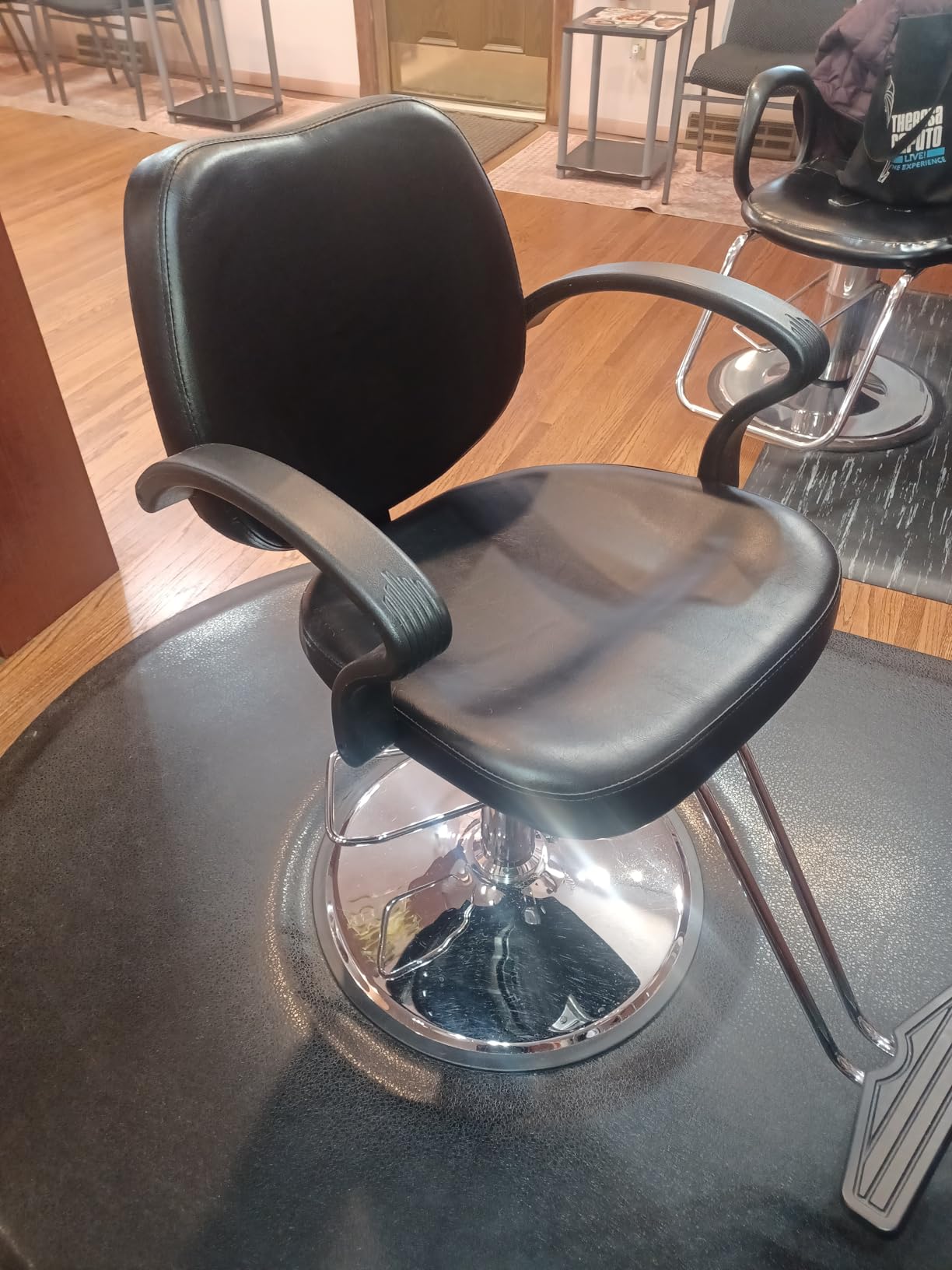 Funnylife Hair Salon Chair Styling Heavy Duty Hydraulic Pump Barber Chair Beauty Barbering Chair for Hair Stylist Women Man customer photo 1