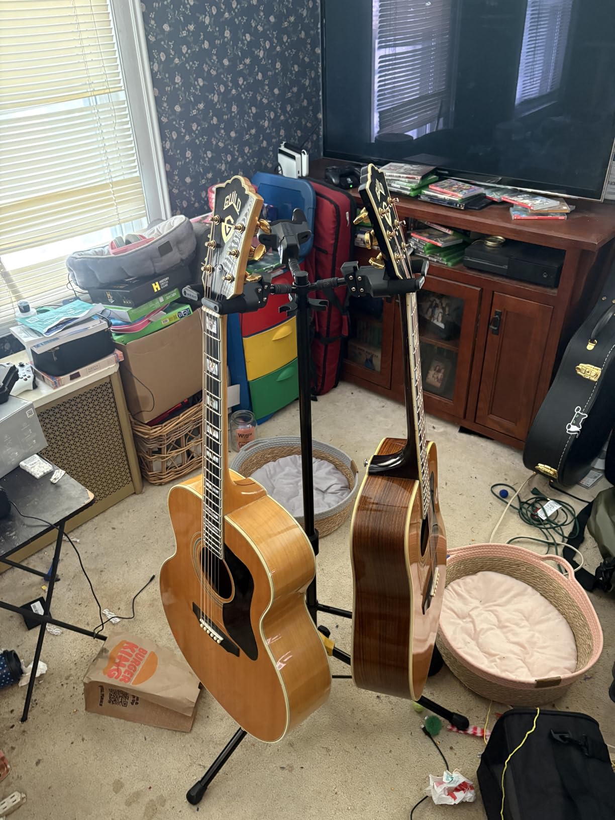 Hercules Stands GS432B PLUS Tri Guitar Stand with Auto Grip System and Foldable customer photo 2