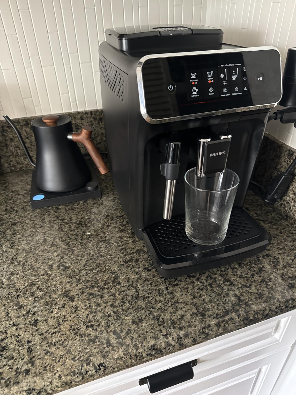 Philips 2200 Series Fully Automatic Espresso Machine, Classic Milk Frother, 2 Coffee Varieties, Intuitive Touch Display, 100% Ceramic Grinder, AquaClean Filter, Aroma Seal, Black (EP2220/14) customer photo 2