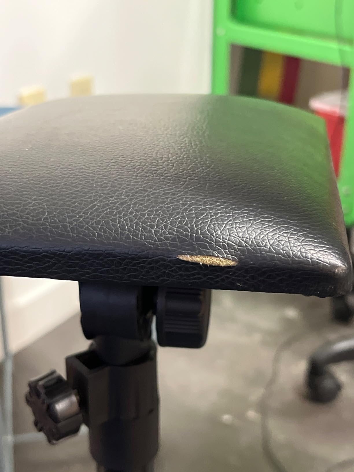 Tattoo Armrest Stand,Foldable Sponge Pad Tattoo Arm Leg Rest Stand Tripod with Adjustable Height for Tattoo Supplies Arm Bar Pad PVC Leather Chair Stand customer photo 2