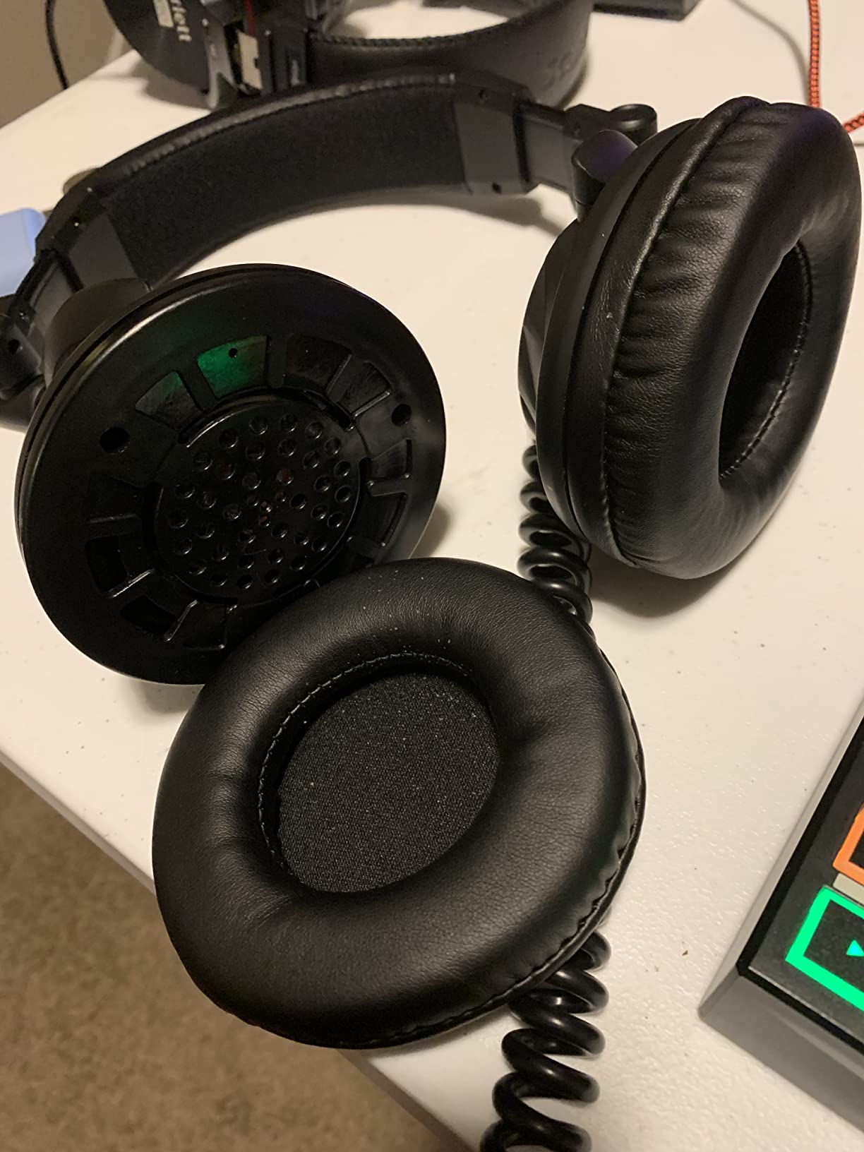 Hercules DJ Learning Kit w/ Inpulse 200 DJ Controller, 15 Watt Monitor Speakers and Sound-Isolating Headphones -2 Decks customer photo 1