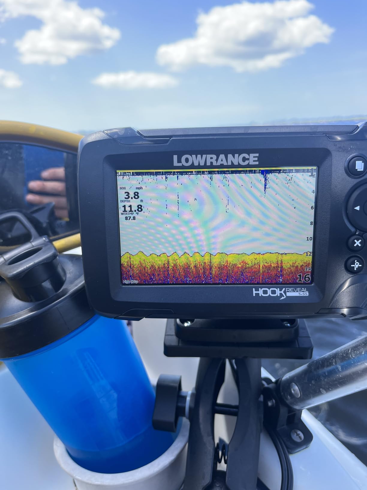 Lowrance HOOK Reveal 5 SplitShot - 5-inch Fish Finder with SplitShot Transducer, Preloaded C-MAP US Inland Mapping customer photo 3