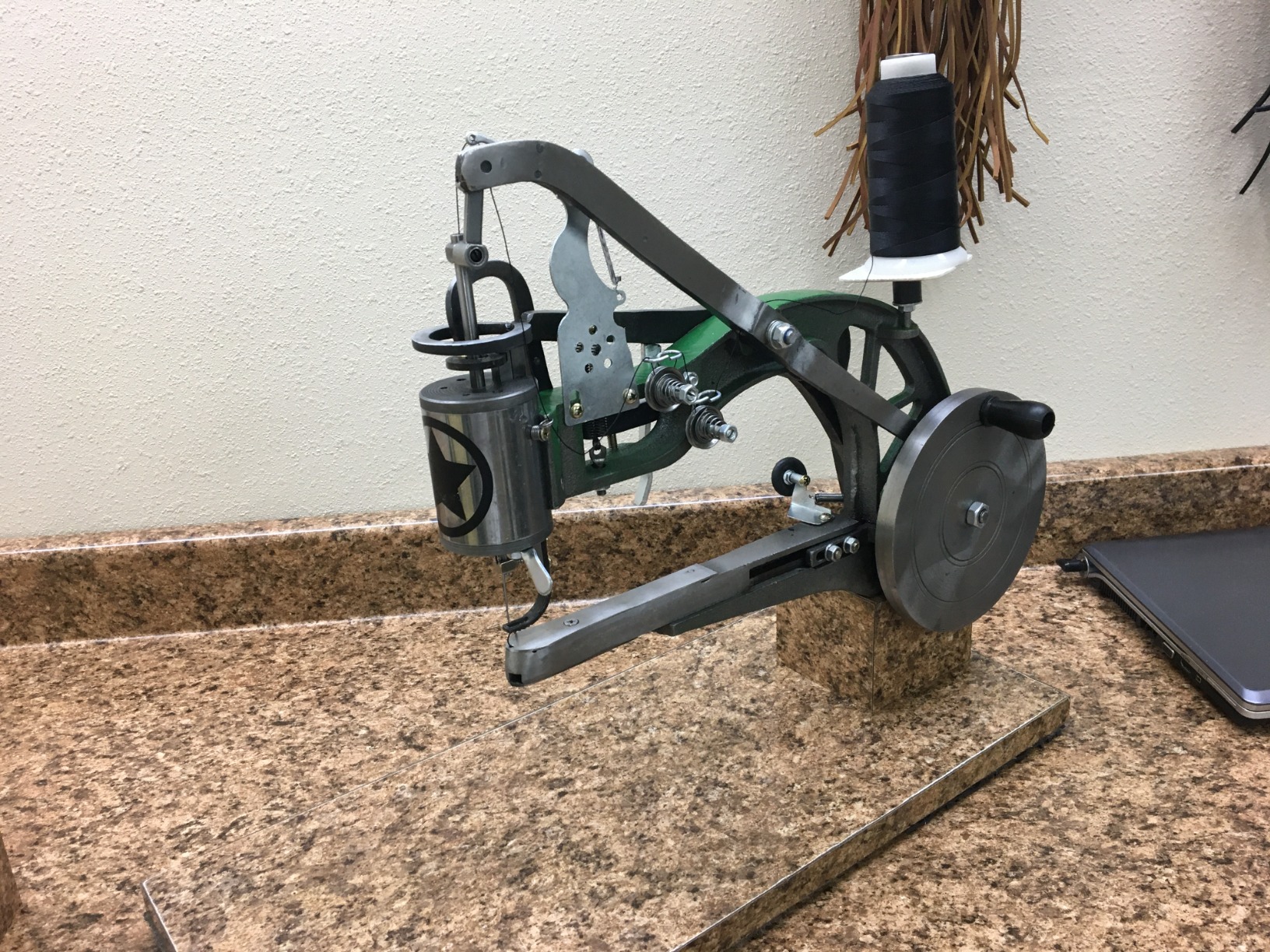 The New Cobbler Machine 10-Bearings,Shoe Repair Hand Leather Sewing Machine, Shoe Cobbler Machine with Nylon Line, Manual Mending for Leather/Shoes/Bags/Clothes/Quilts/Coats/Trousers customer photo 1