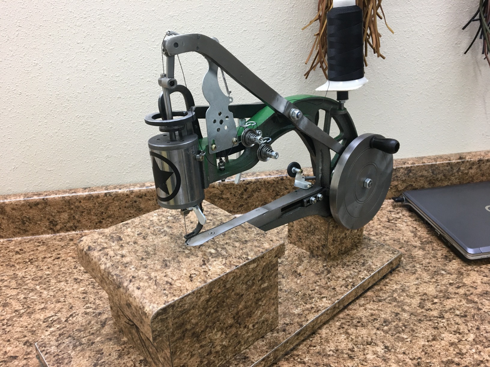 The New Cobbler Machine 10-Bearings,Shoe Repair Hand Leather Sewing Machine, Shoe Cobbler Machine with Nylon Line, Manual Mending for Leather/Shoes/Bags/Clothes/Quilts/Coats/Trousers customer photo 2