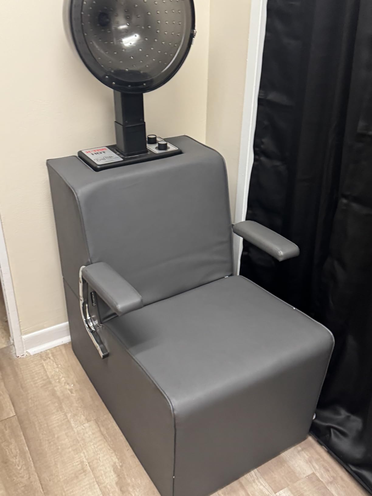 Chromium PureSana Vinyl Platform Hair Dryer Chair, Black customer photo 1