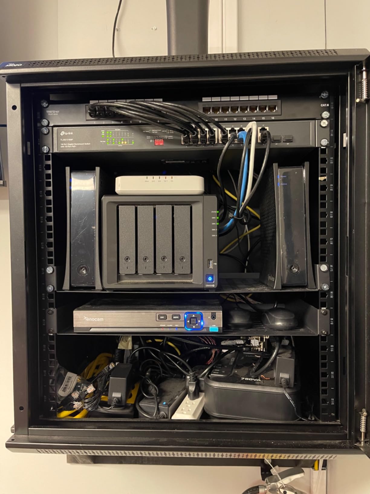 TP-Link TL-SG1218MP 16 Port Gigabit PoE Switch 16 PoE+ Ports @250W, w/ 2 Uplink Gigabit Ports + 2 Combo SFP Slots Plug & Play Sturdy Metal Rack-mountable customer photo 2