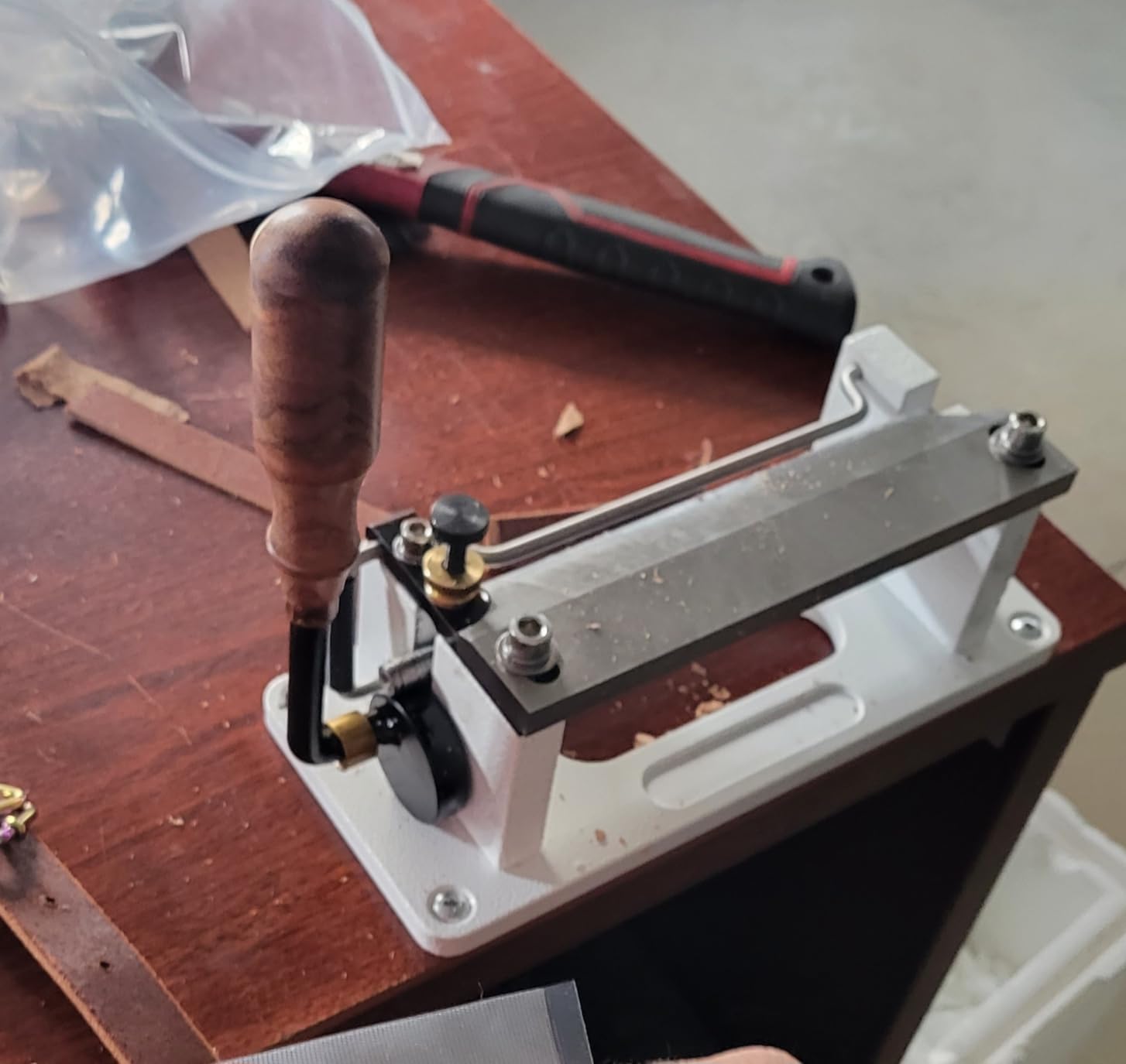 DIY Manual Leather Skiver 6